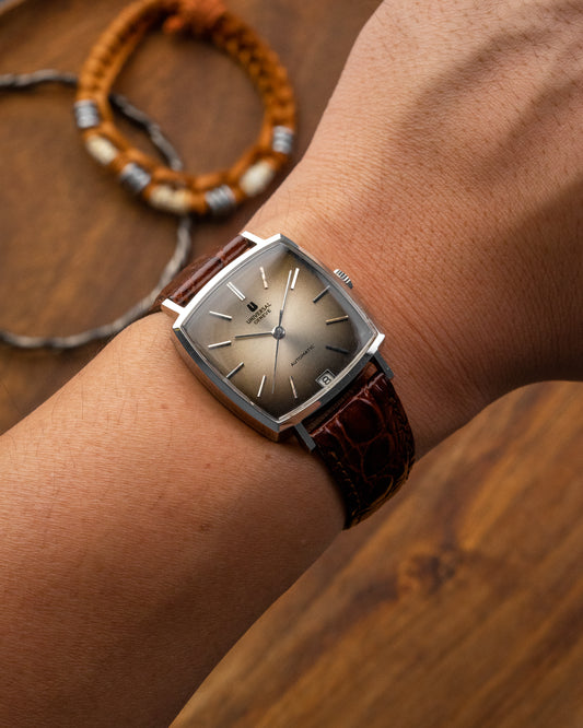 Universal Geneve Automatic Date "Square Cushion" Brown dial Ref. 871100 (Cal. 71)
