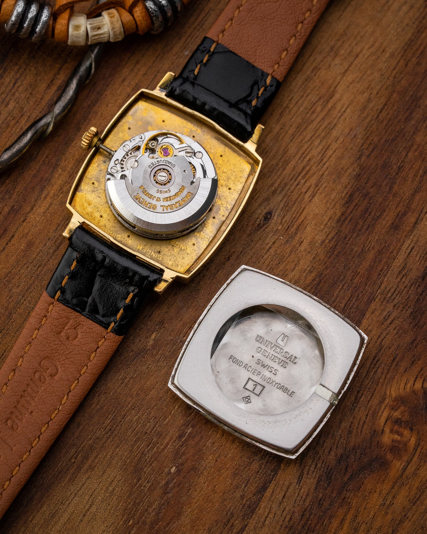 Universal Geneve Automatic "Square-Cushion" Linen dial Gold Ref. 528607