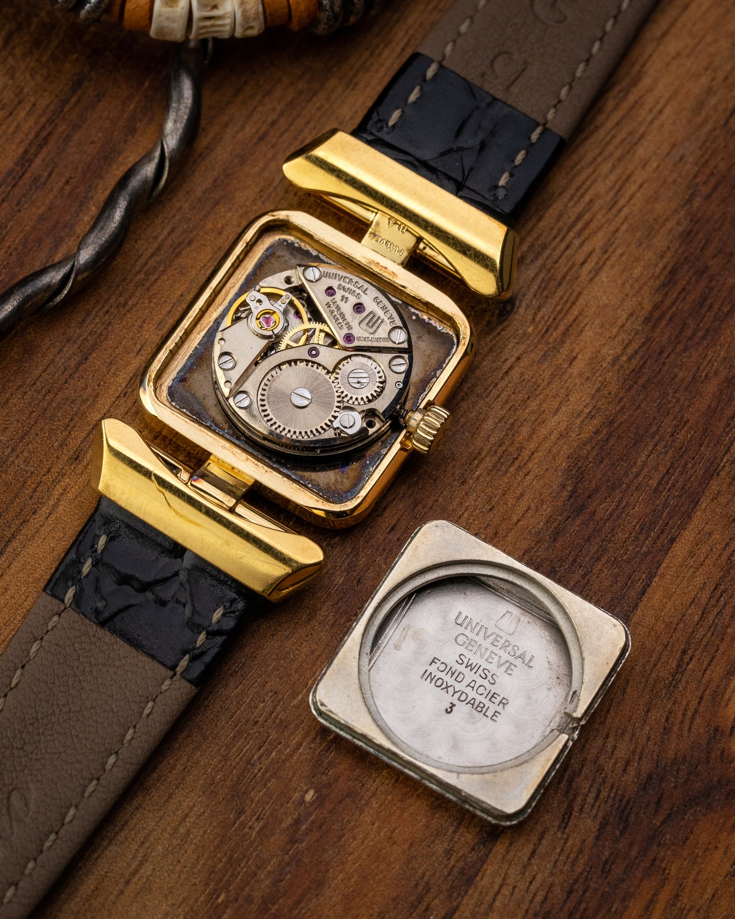 Universal Geneve Square “Convertible Cow Horn Lugs” Black dial Gold Ref. 511627 (Cal. 11)