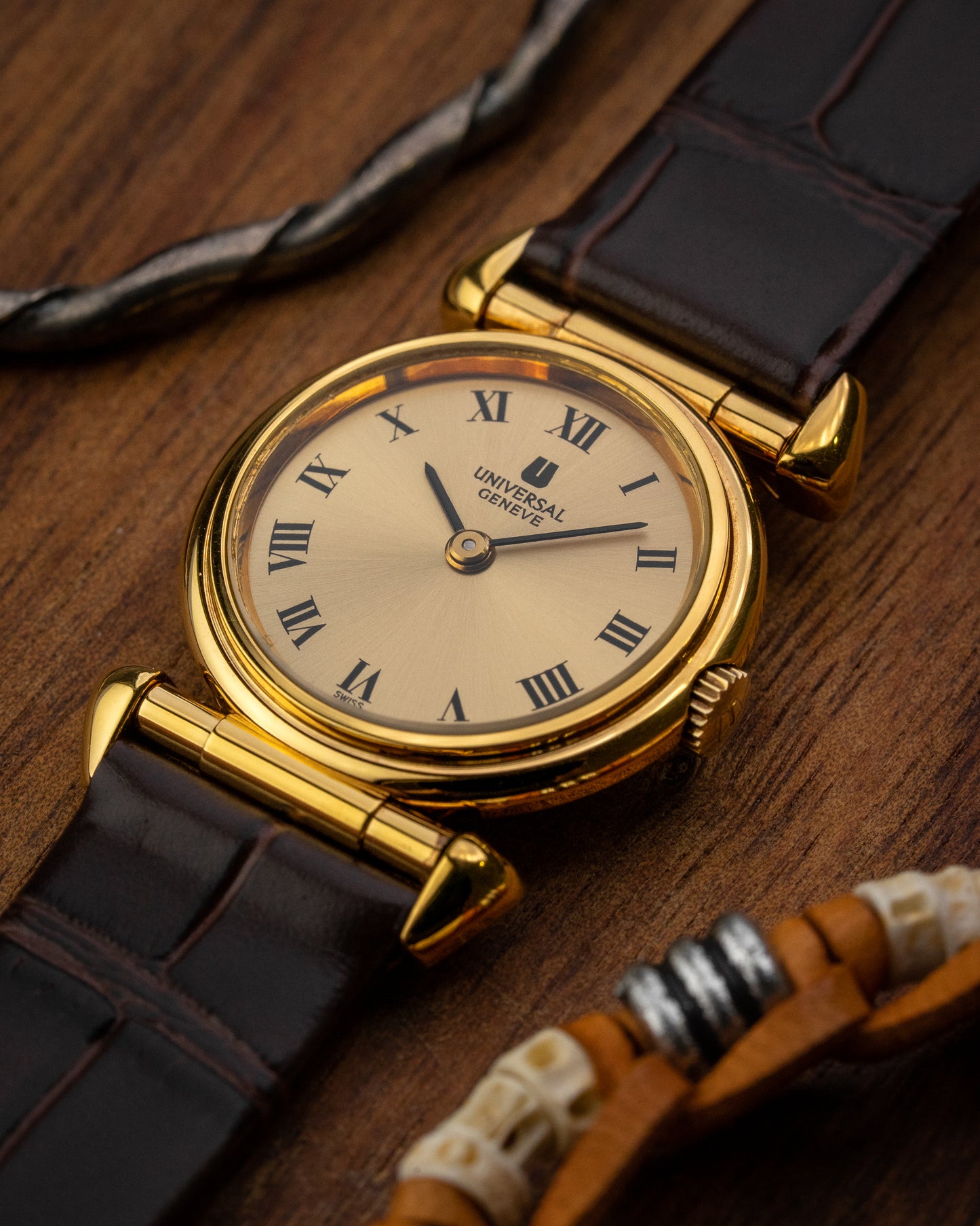 Universal Geneve “Convertible Cow Horn Lugs” Roman dial Gold Ref. 542678 (Cal. 1-42)