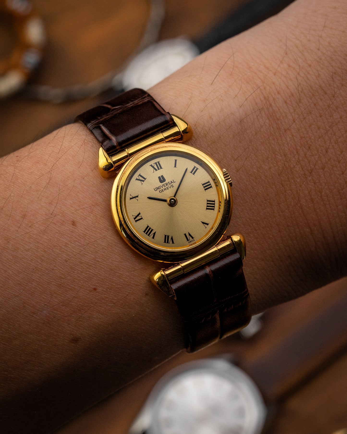 Universal Geneve “Convertible Cow Horn Lugs” Roman dial Gold Ref. 542678 (Cal. 1-42)
