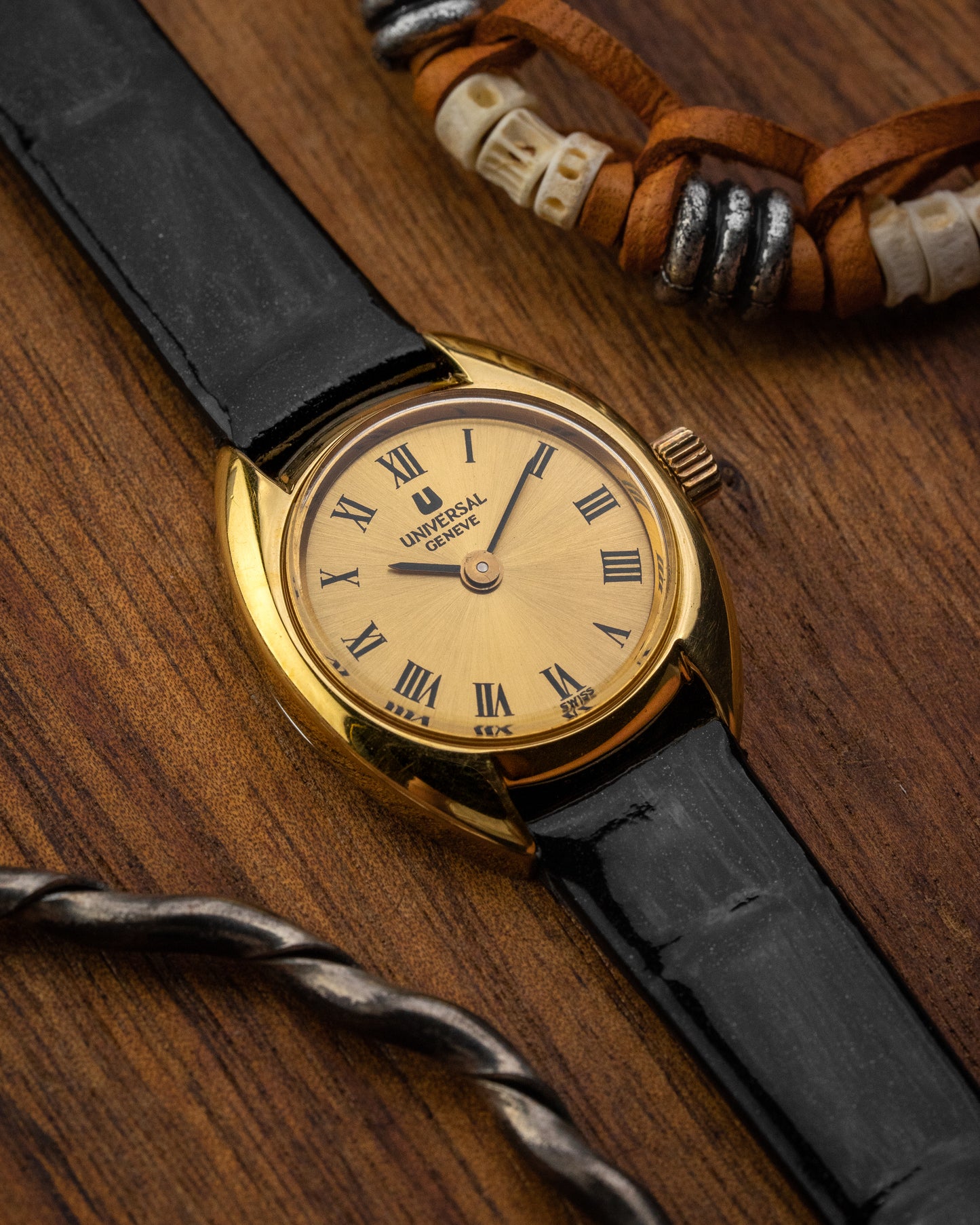 Universal Geneve C-shape Roman dial Gold Ladies Ref. 542682 (Cal. 1-42)