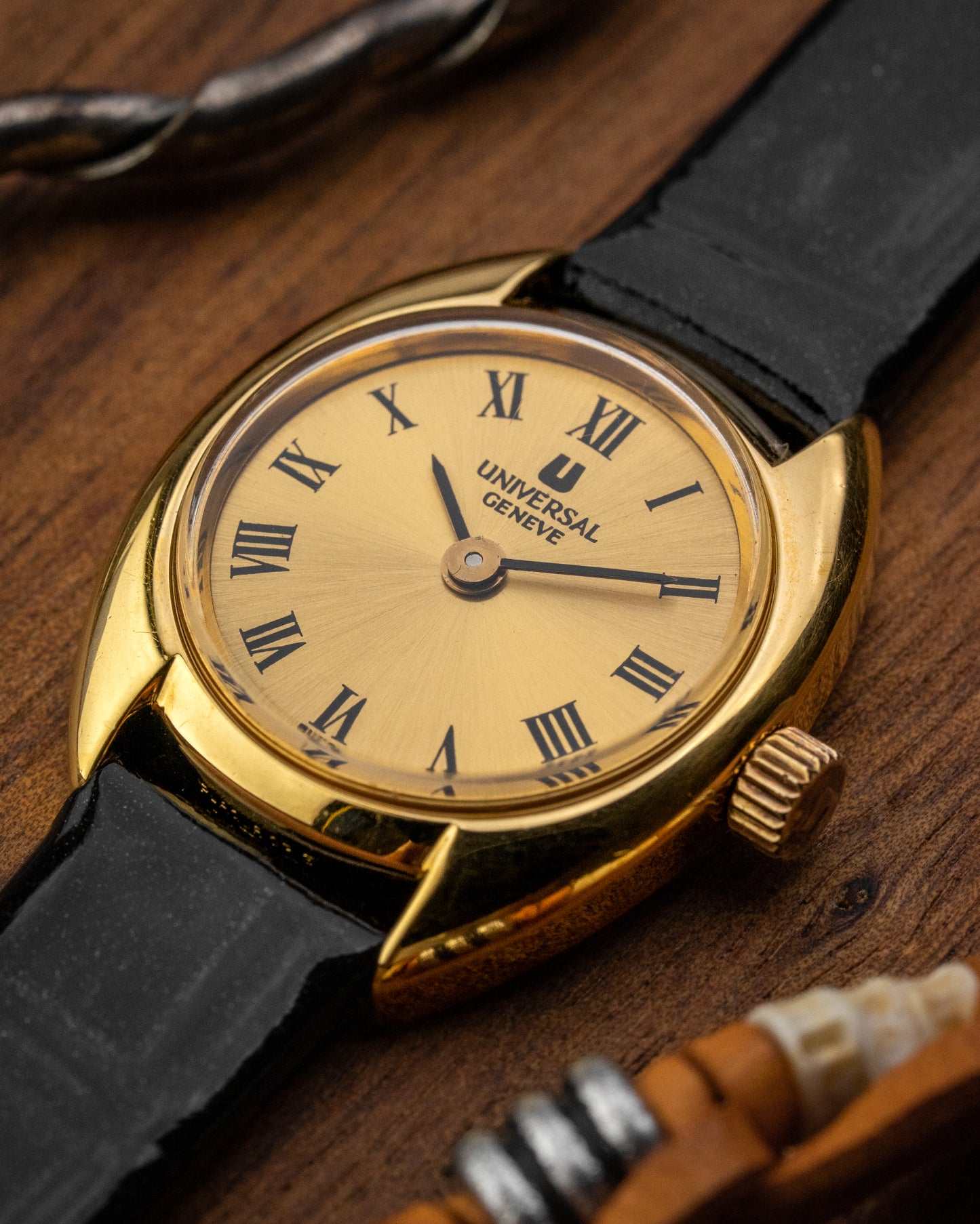 Universal Geneve C-shape Roman dial Gold Ladies Ref. 542682 (Cal. 1-42)