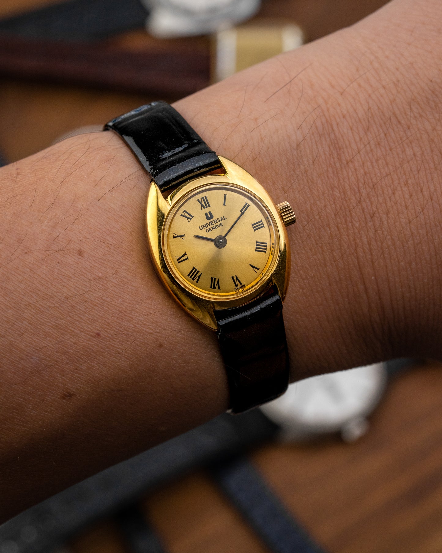 Universal Geneve C-shape Roman dial Gold Ladies Ref. 542682 (Cal. 1-42)