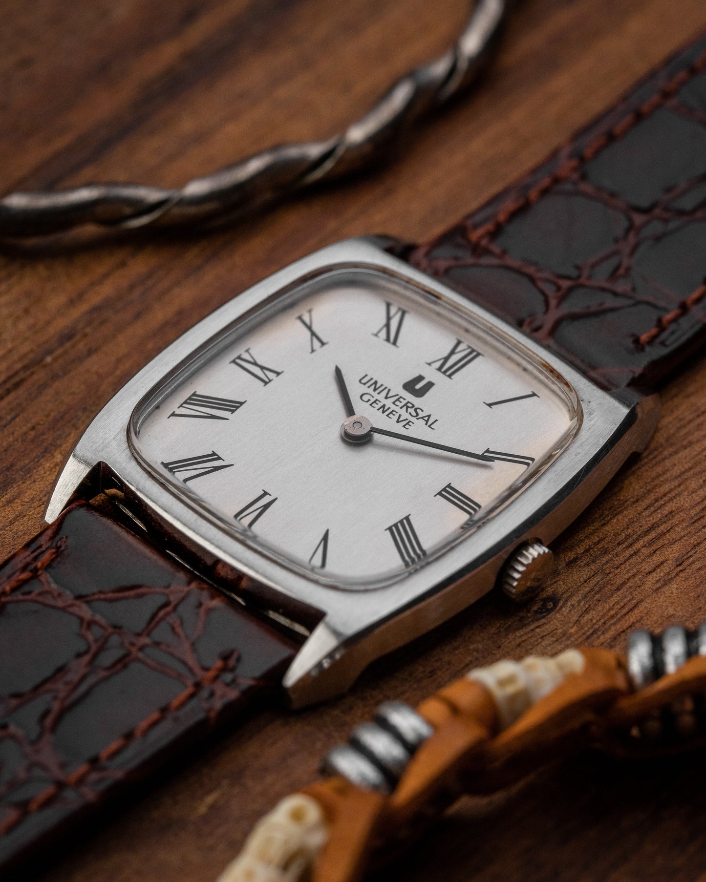 Universal Geneve “Square-Tonneau” Roman dial Ref. 842114 (Cal. 1-42)