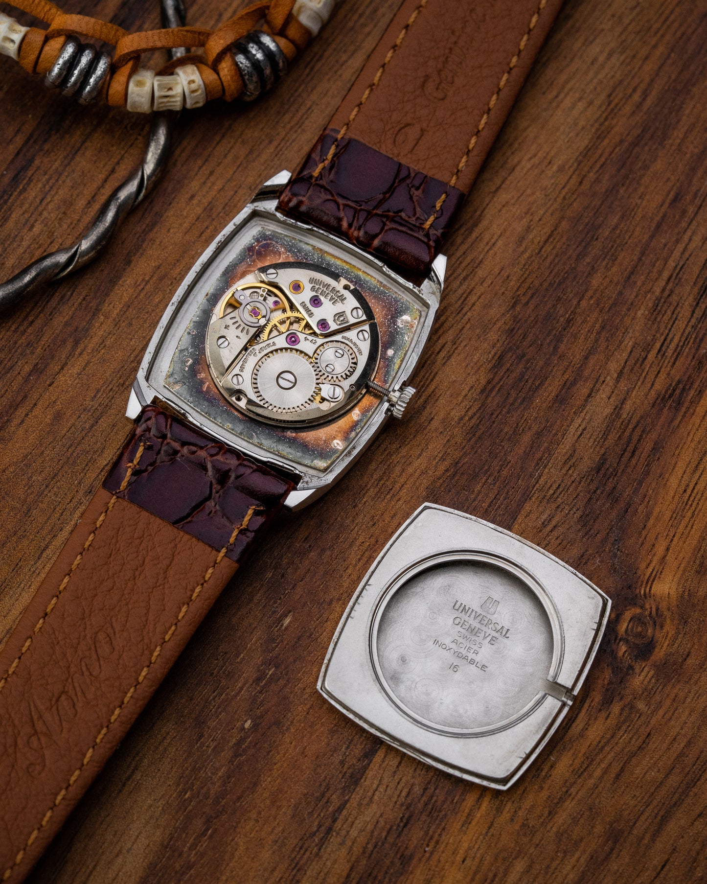 Universal Geneve “Square-Tonneau” Roman dial Ref. 842114 (Cal. 1-42)