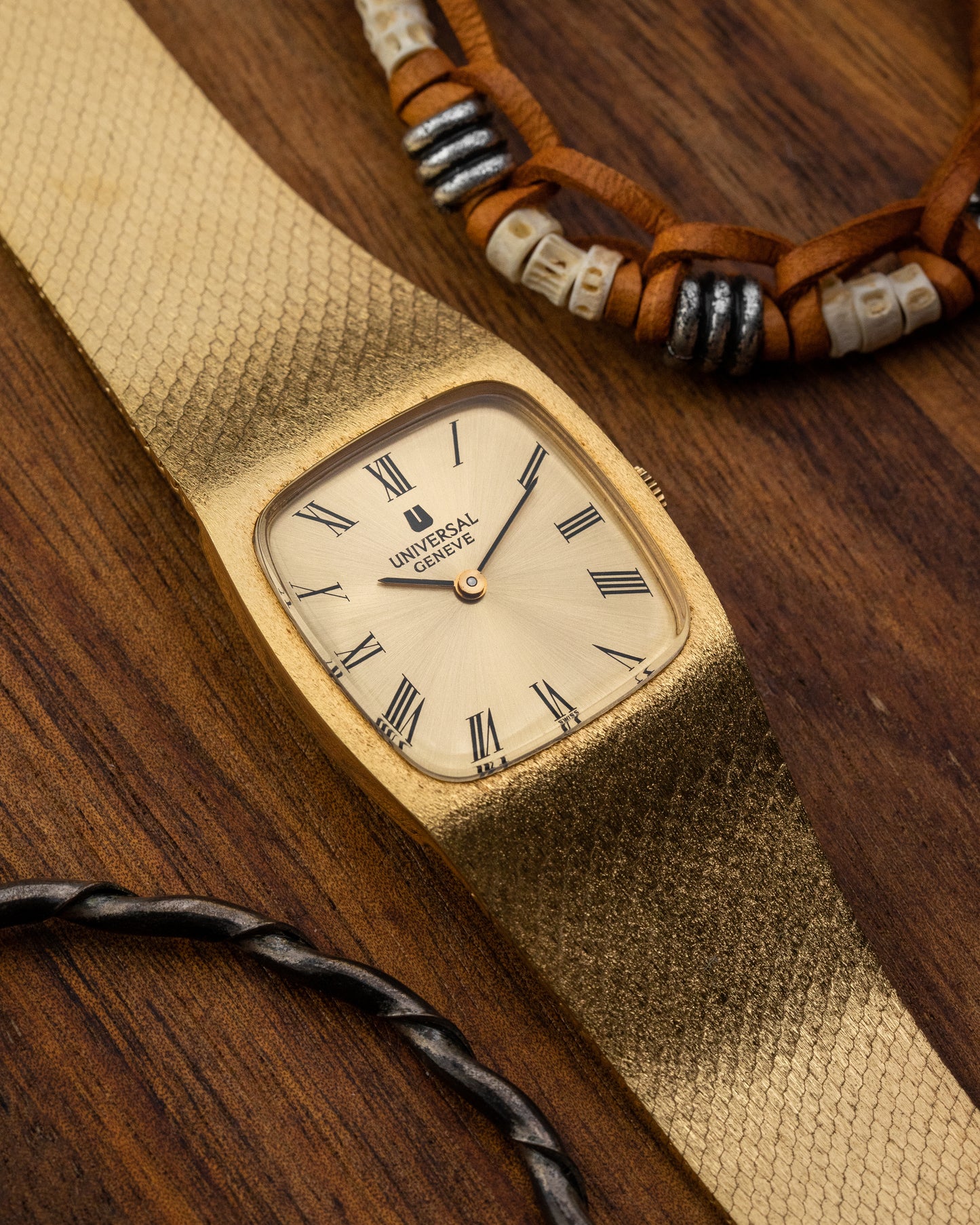Universal Geneve “Cobra” Roman dial Integrated Gold Ref. 542014 (Cal. 1-42)