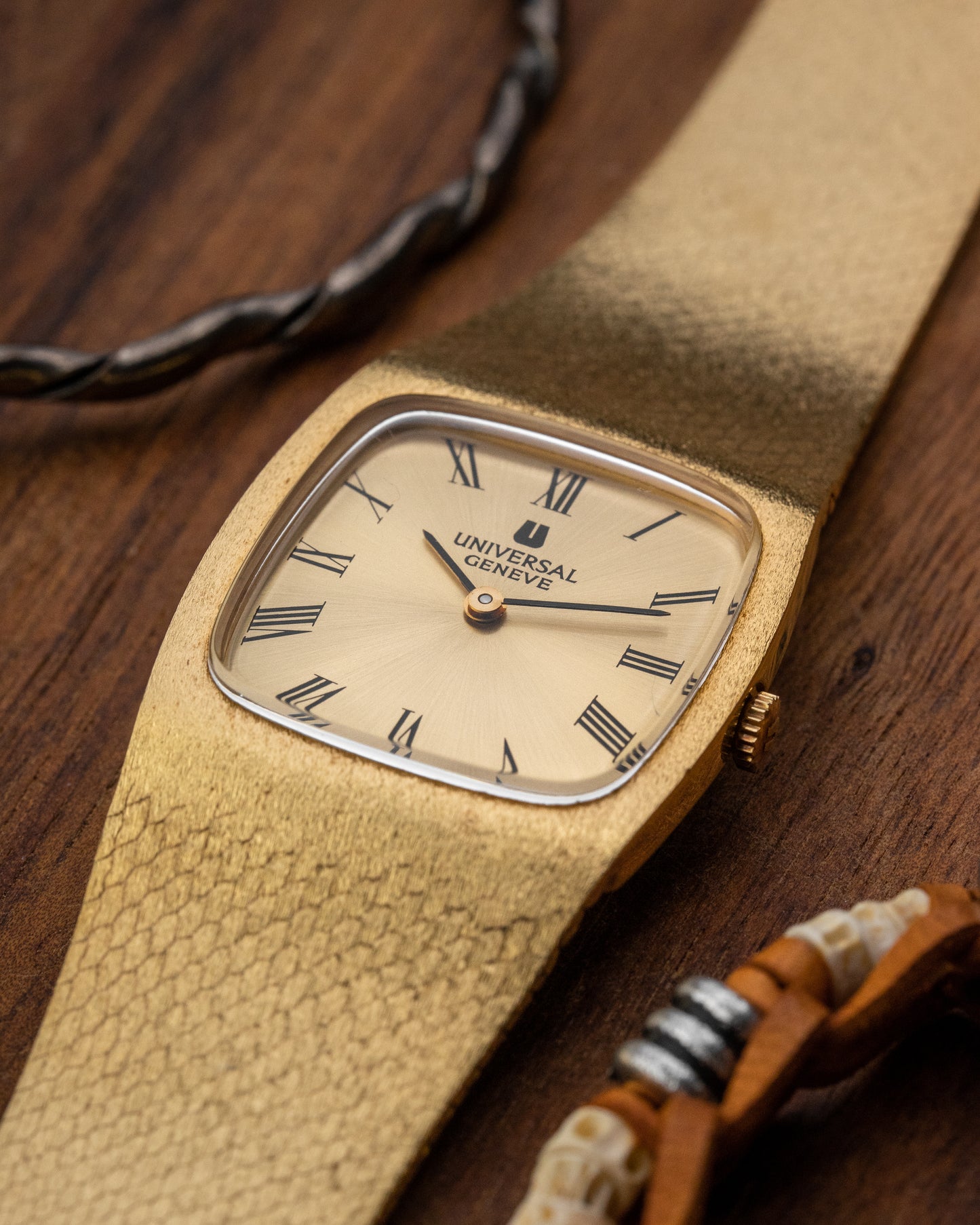 Universal Geneve “Cobra” Roman dial Integrated Gold Ref. 542014 (Cal. 1-42)