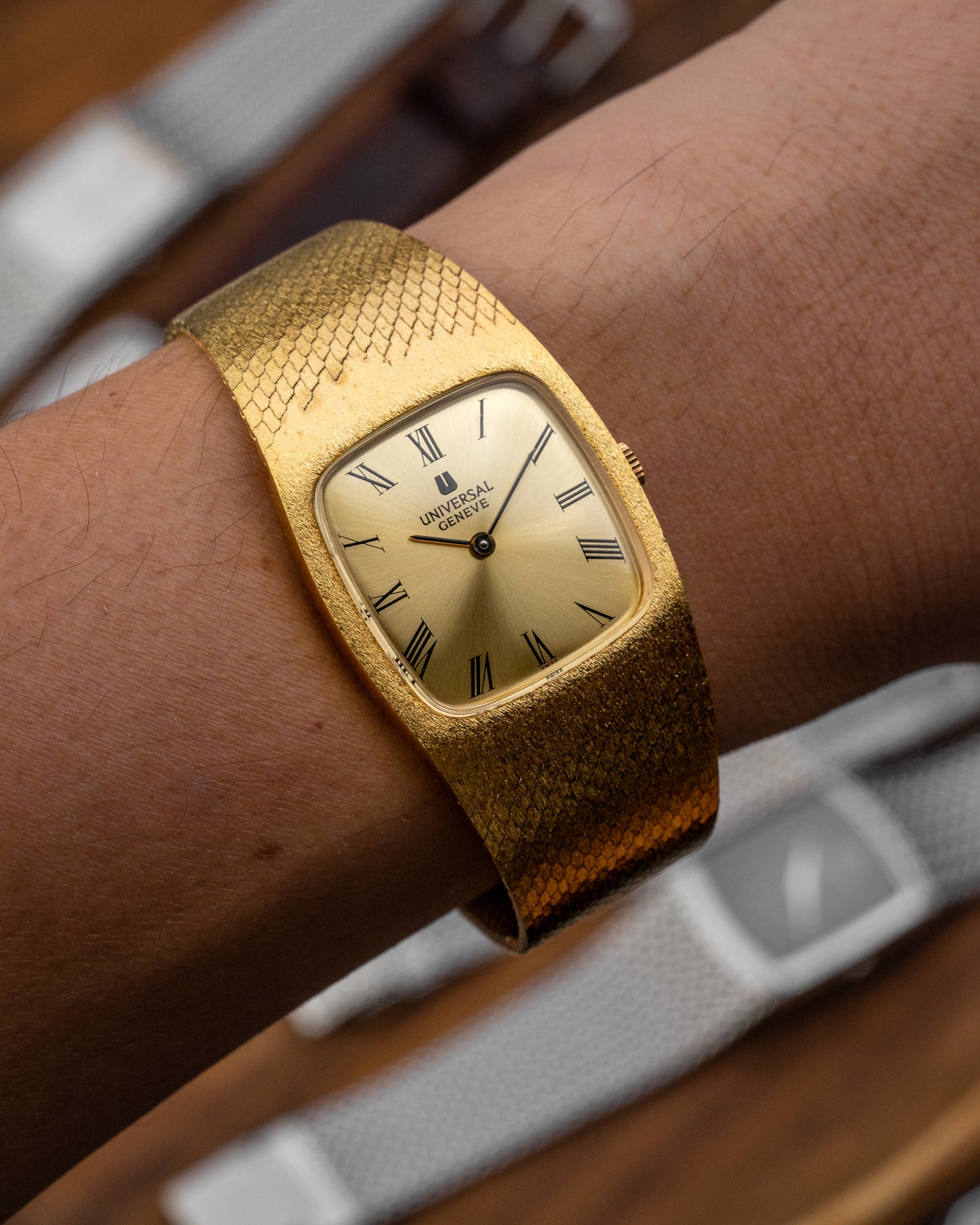 Universal Geneve “Cobra” Roman dial Integrated Gold Ref. 542014 (Cal. 1-42)