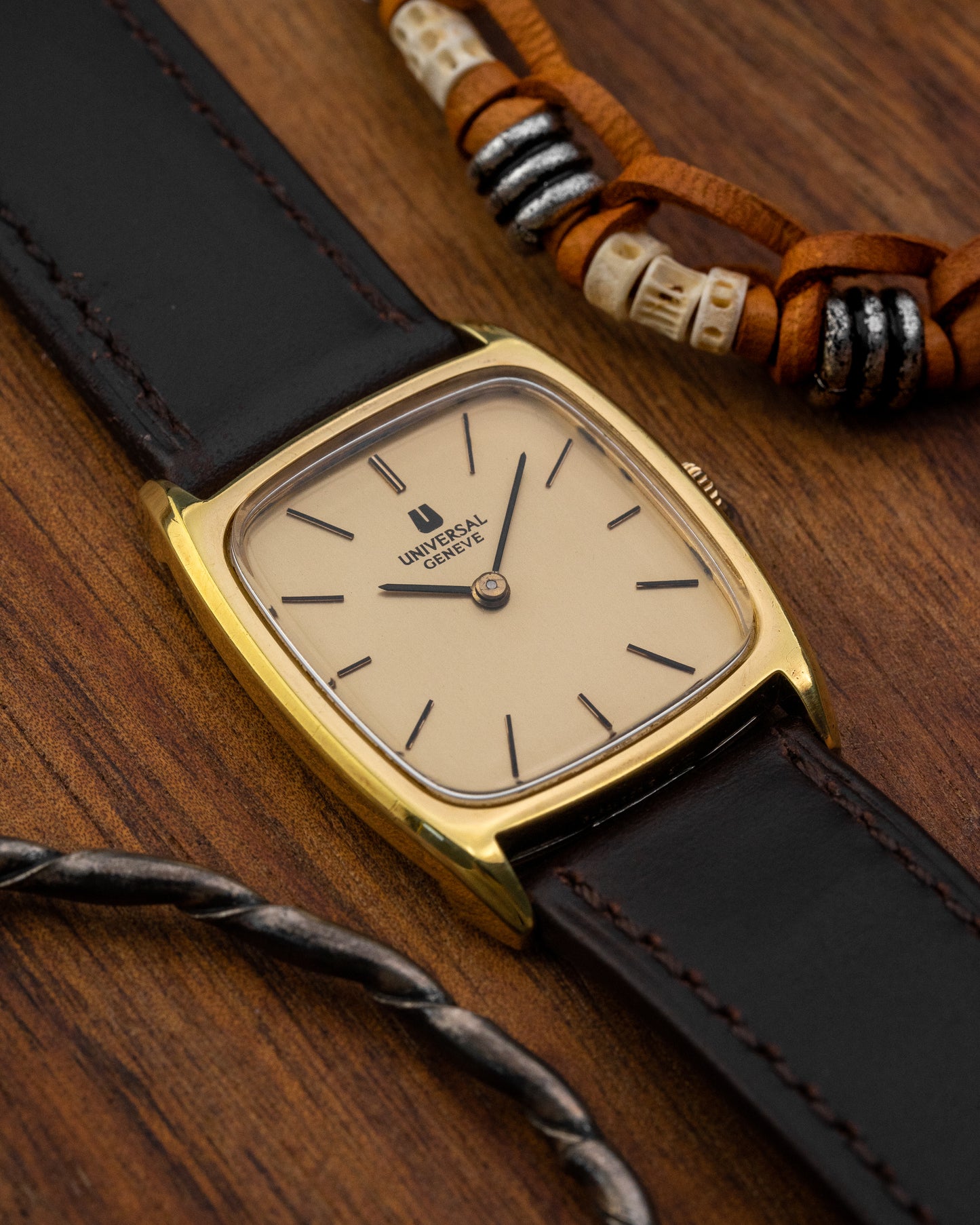 Universal Geneve “Square-Tonneau” Gold Ref. 542114 (Cal. 1-42)