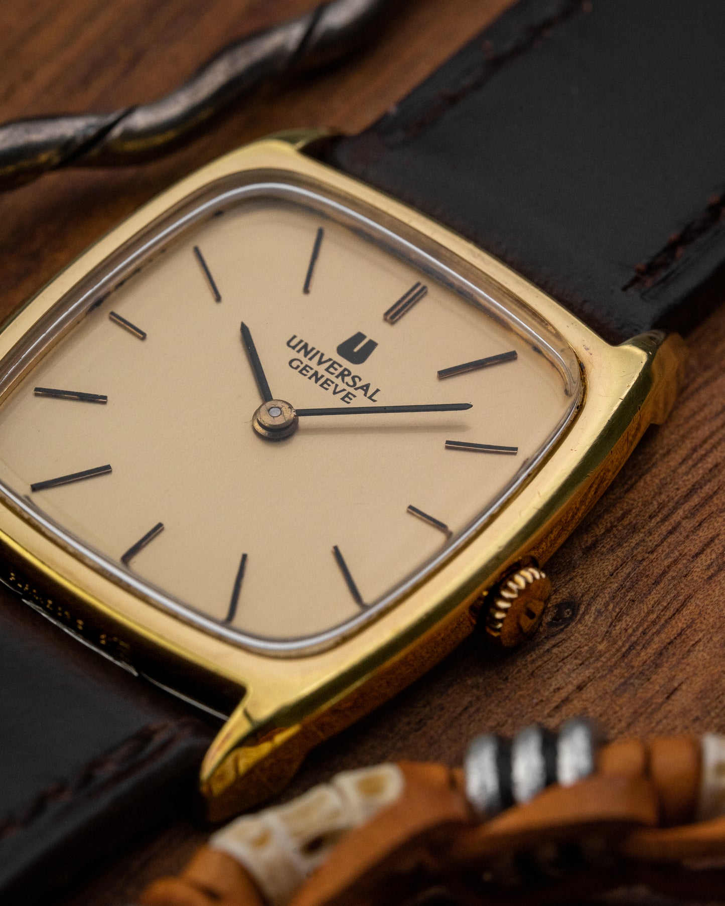 Universal Geneve “Square-Tonneau” Gold Ref. 542114 (Cal. 1-42)