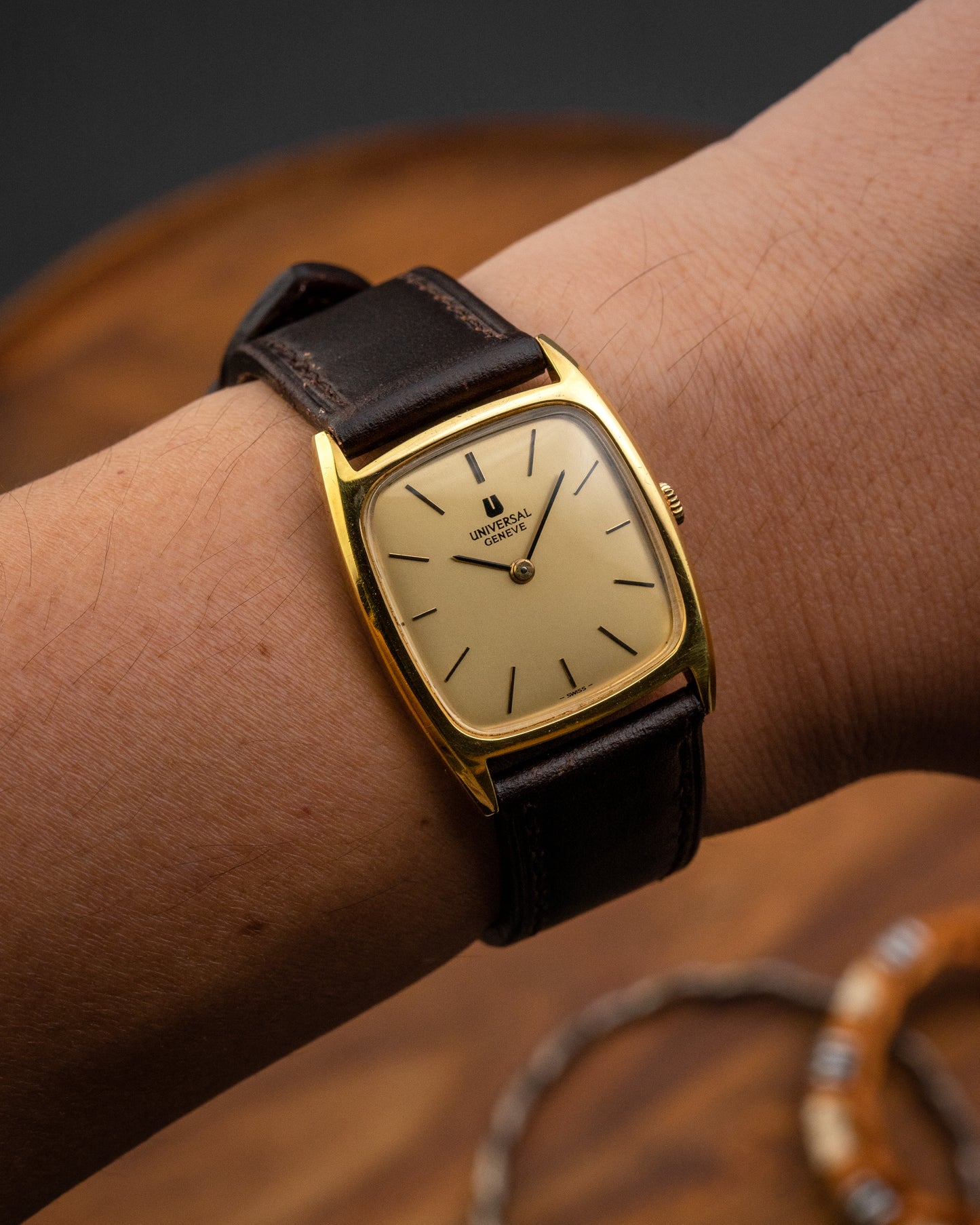 Universal Geneve “Square-Tonneau” Gold Ref. 542114 (Cal. 1-42)