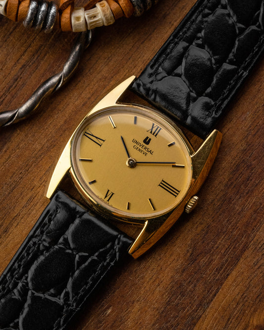 Universal Geneve "Batwing" Quarter Roman dial Gold Ref. 542608 (Cal. 42)