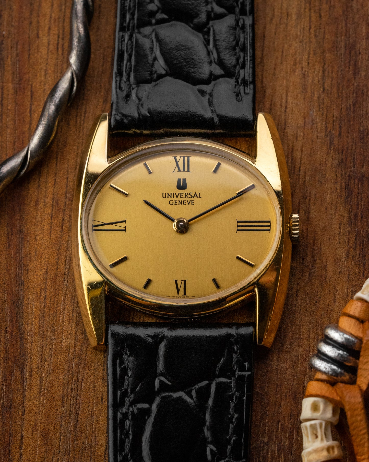 Universal Geneve "Batwing" Quarter Roman dial Gold Ref. 542608 (Cal. 42)