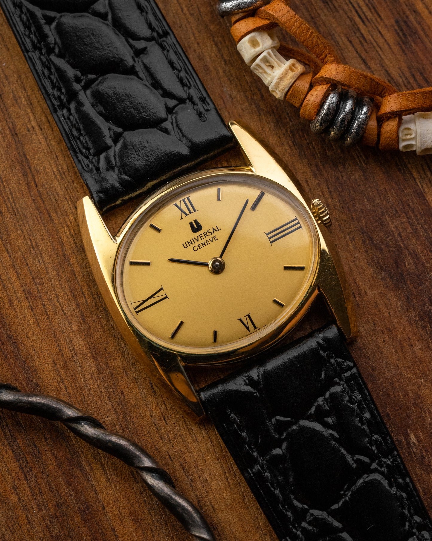 Universal Geneve "Batwing" Quarter Roman dial Gold Ref. 542608 (Cal. 42)
