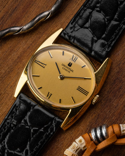 Universal Geneve "Batwing" Quarter Roman dial Gold Ref. 542608 (Cal. 42)