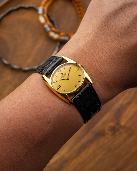 Universal Geneve "Batwing" Quarter Roman dial Gold Ref. 542608 (Cal. 42)