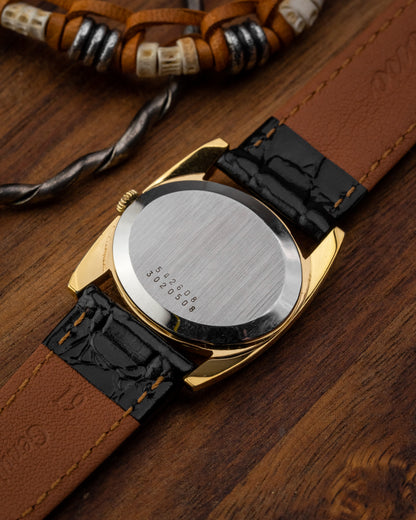 Universal Geneve "Batwing" Quarter Roman dial Gold Ref. 542608 (Cal. 42)