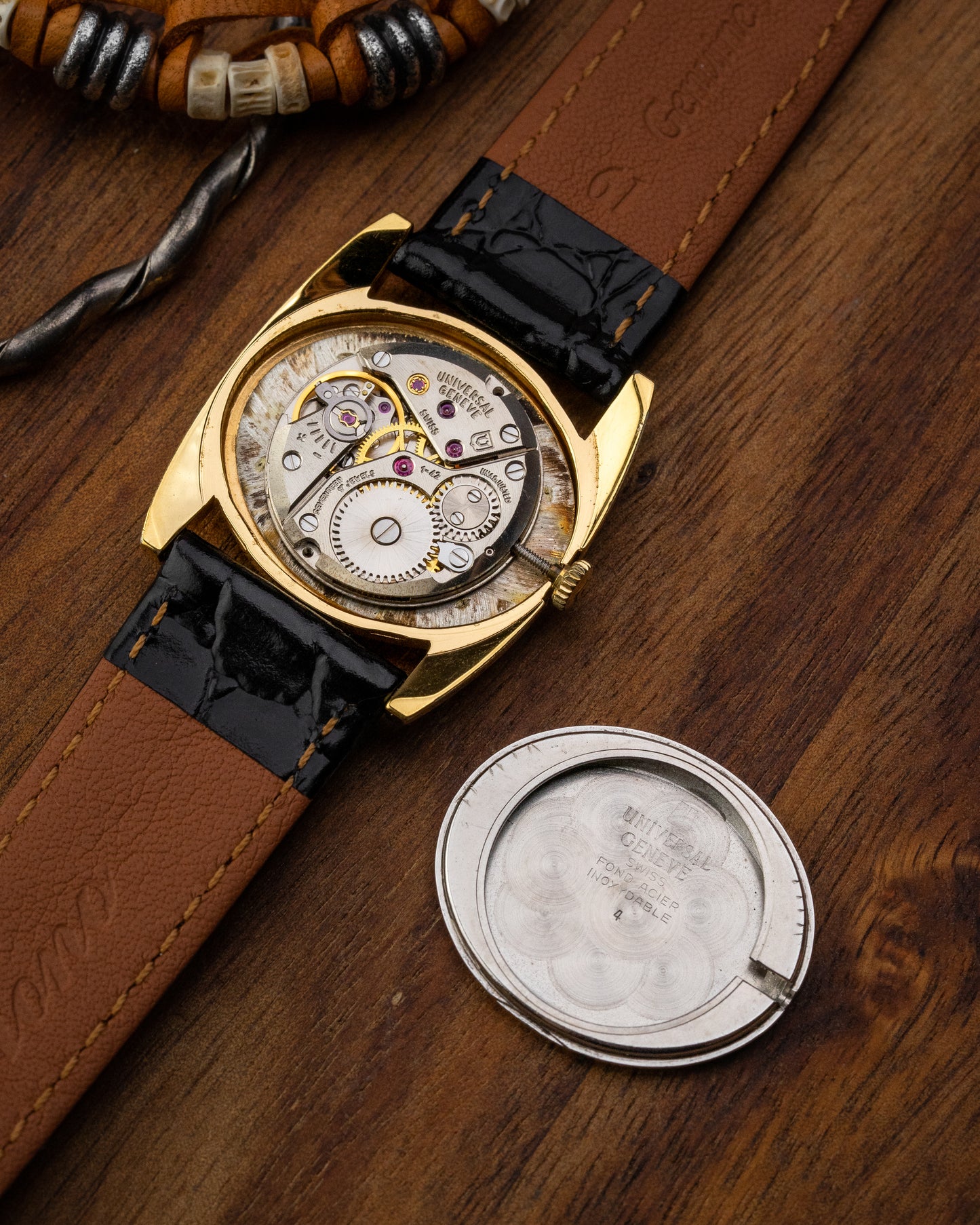 Universal Geneve "Batwing" Quarter Roman dial Gold Ref. 542608 (Cal. 42)
