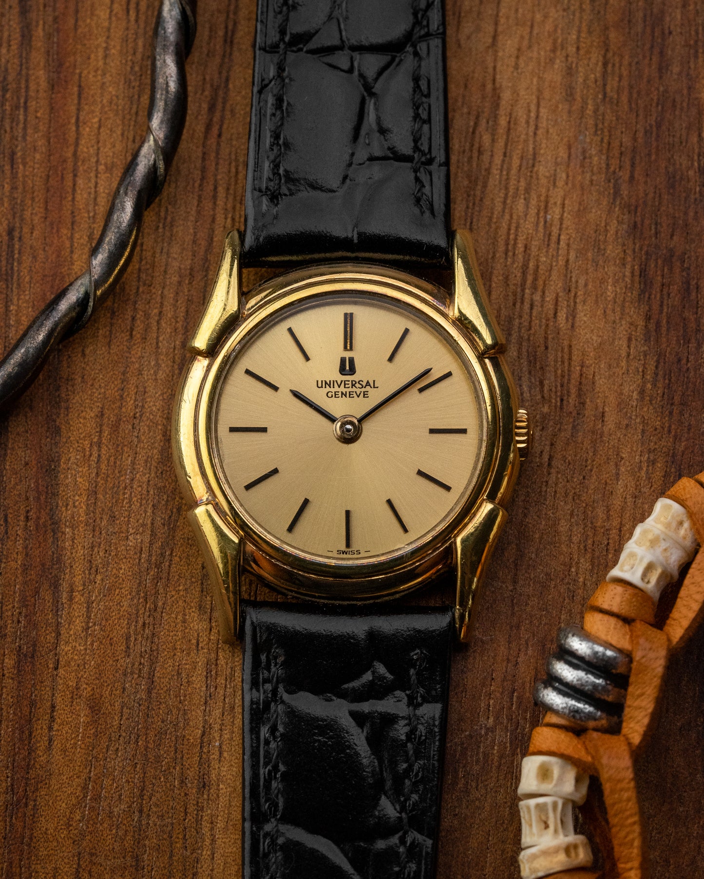 Universal Geneve Mini "Bull Horn" Fancy Lugs Gold Ref. 542680 (Cal. 1-42)