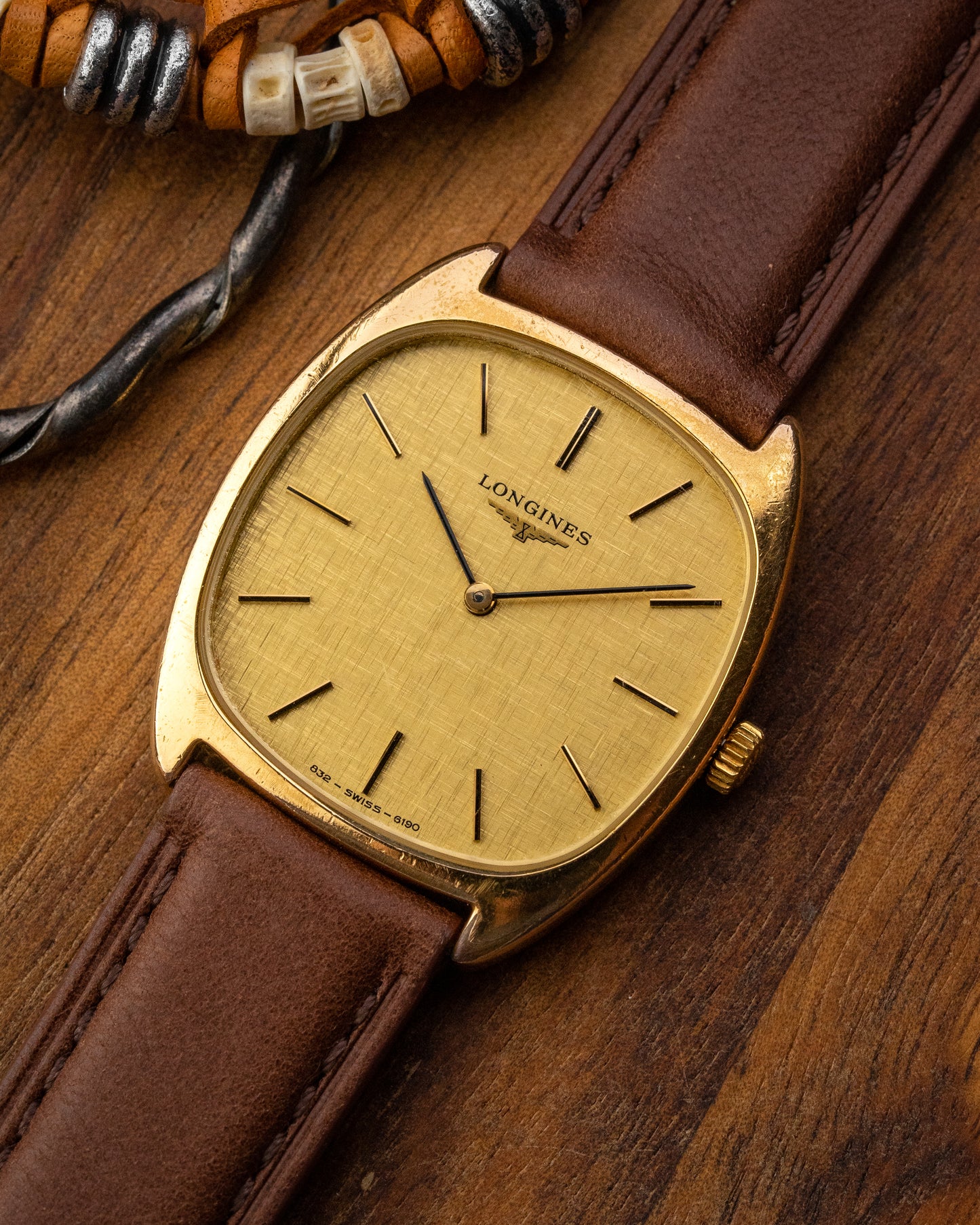 Longines Square "Cushion" Linen dial Gold Ref. 6190 (Cal. 528)