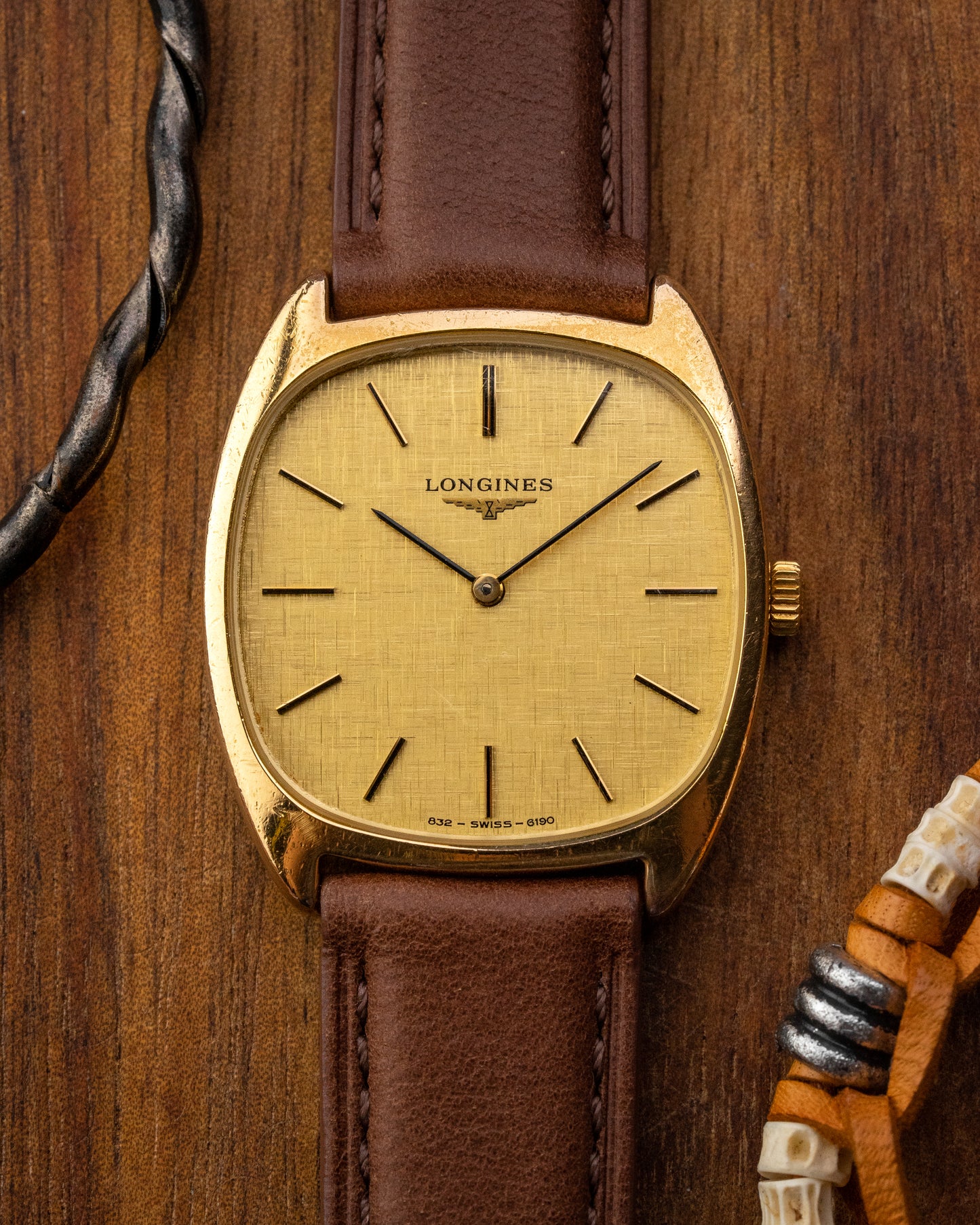 Longines Square "Cushion" Linen dial Gold Ref. 6190 (Cal. 528)