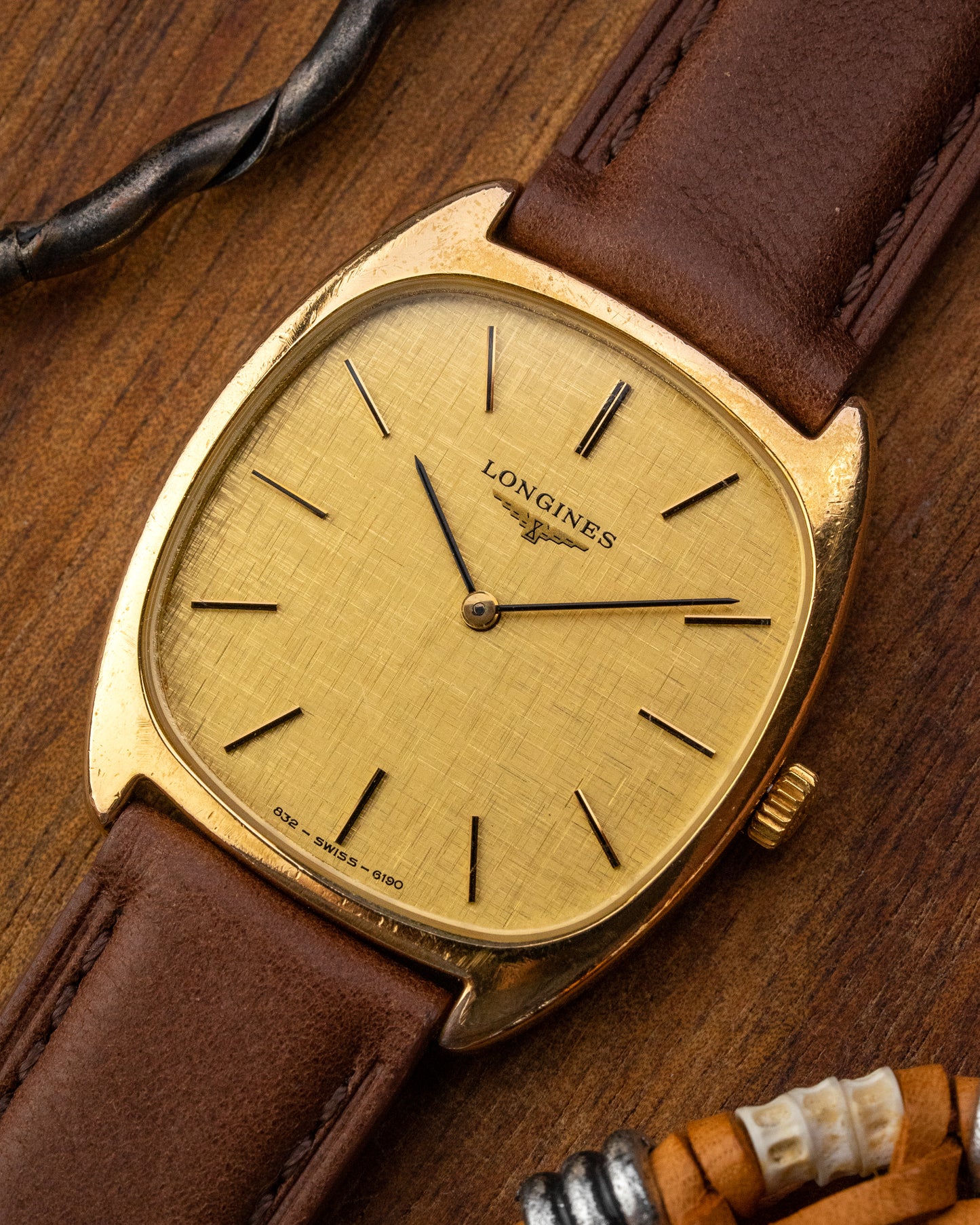Longines Square "Cushion" Linen dial Gold Ref. 6190 (Cal. 528)