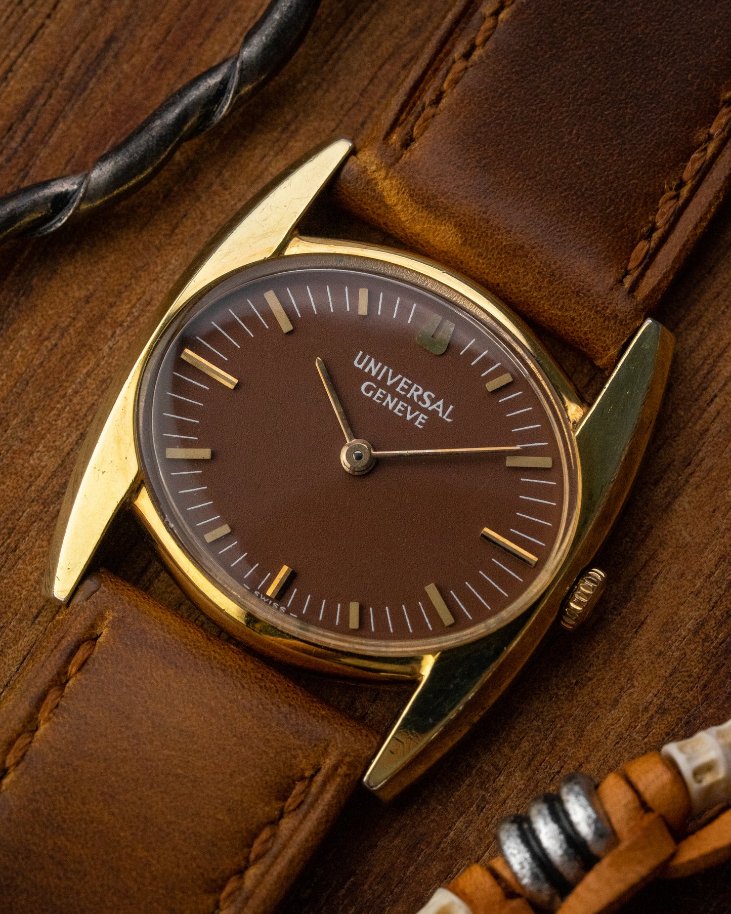 Universal Geneve "Batwing" Brown dial Gold Ref. 542608 (Cal. 42)
