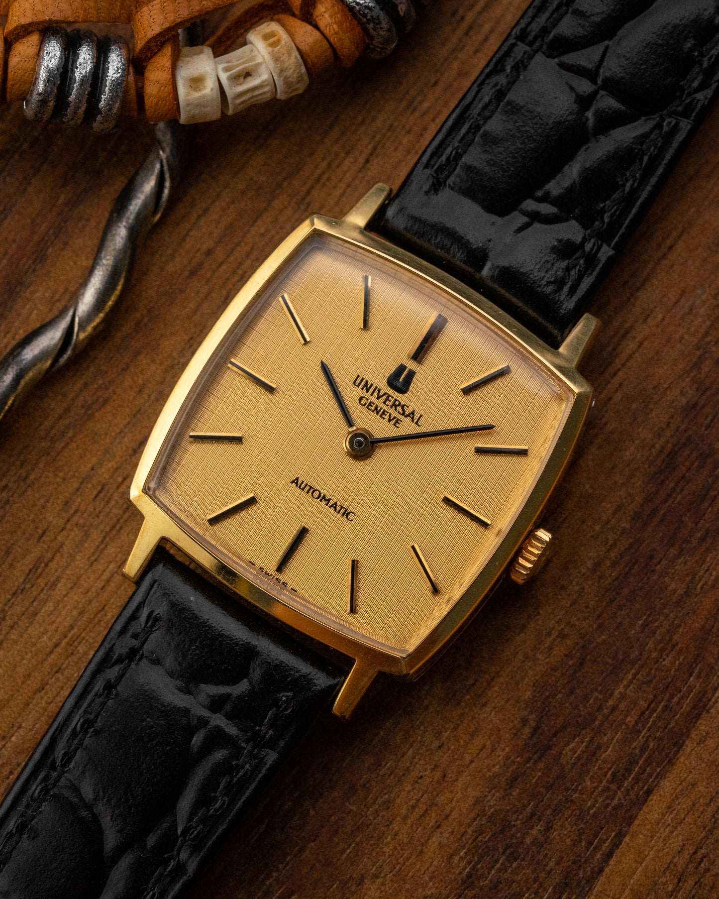 Universal Geneve Automatic "Square-Cushion" Linen dial Gold Ref. 528607