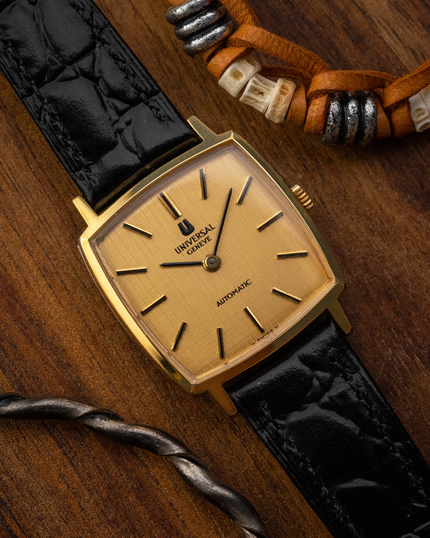Universal Geneve Automatic "Square-Cushion" Linen dial Gold Ref. 528607