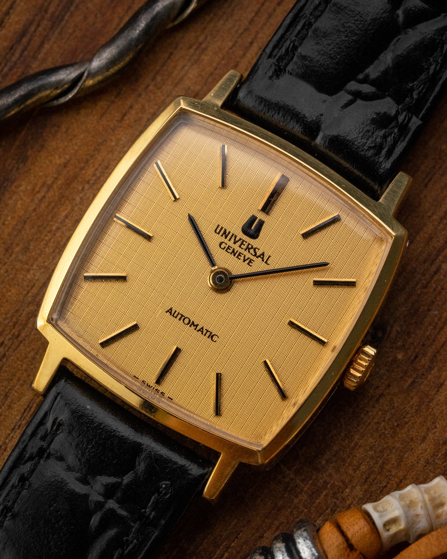 Universal Geneve Automatic "Square-Cushion" Linen dial Gold Ref. 528607