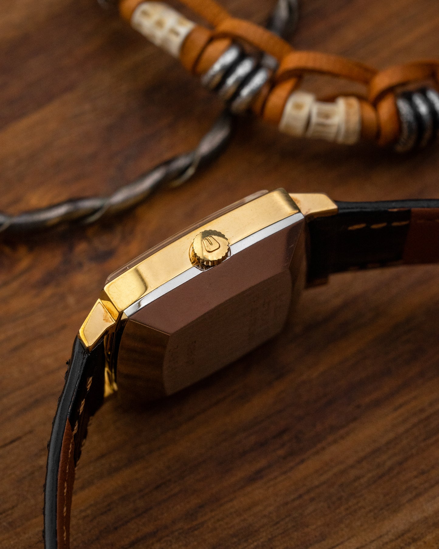 Universal Geneve Automatic "Square-Cushion" Linen dial Gold Ref. 528607