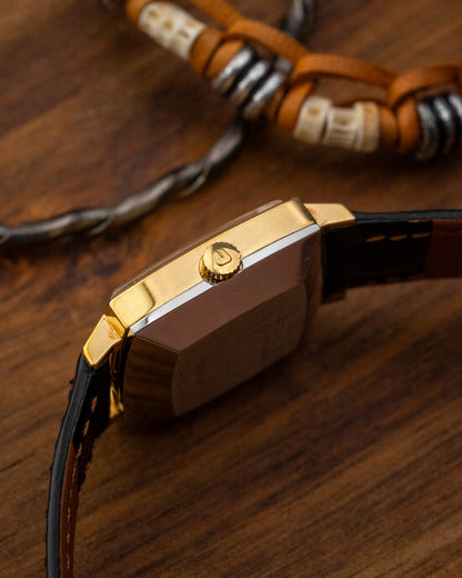 Universal Geneve Automatic "Square-Cushion" Linen dial Gold Ref. 528607