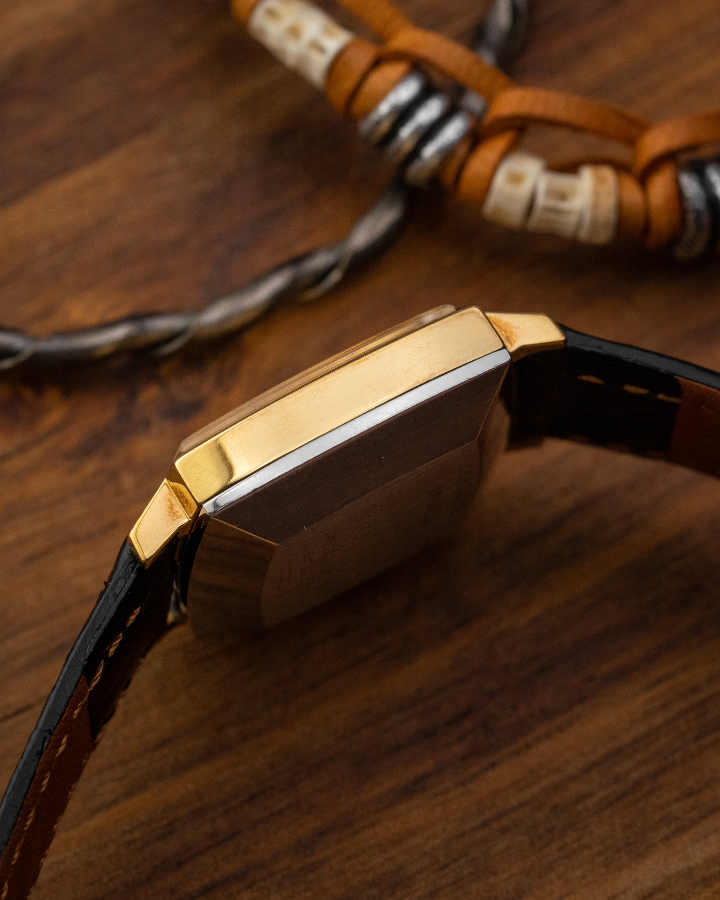 Universal Geneve Automatic "Square-Cushion" Linen dial Gold Ref. 528607