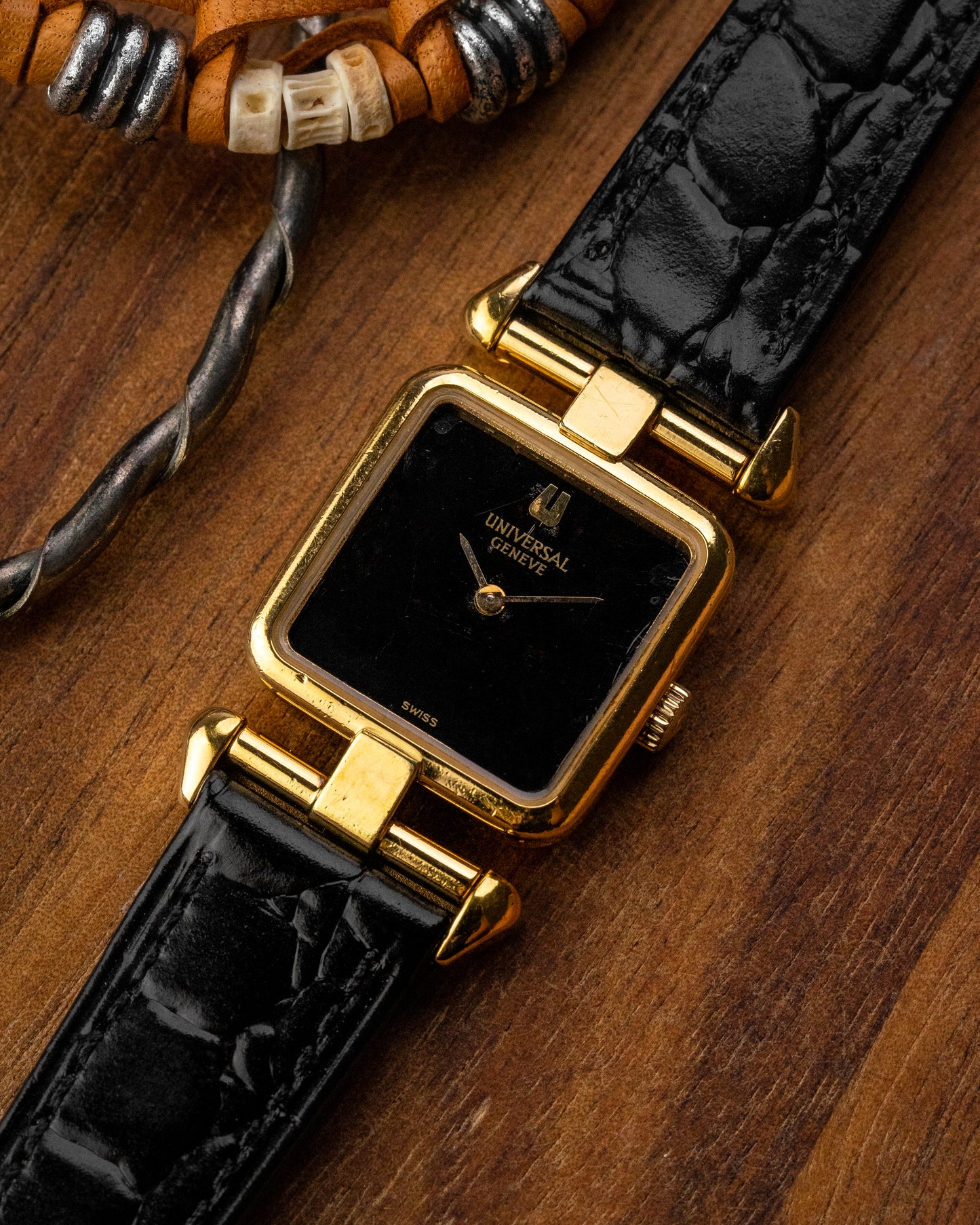 Universal Geneve Square “Convertible Cow Horn Lugs” Black dial Gold Ref. 511627 (Cal. 11)