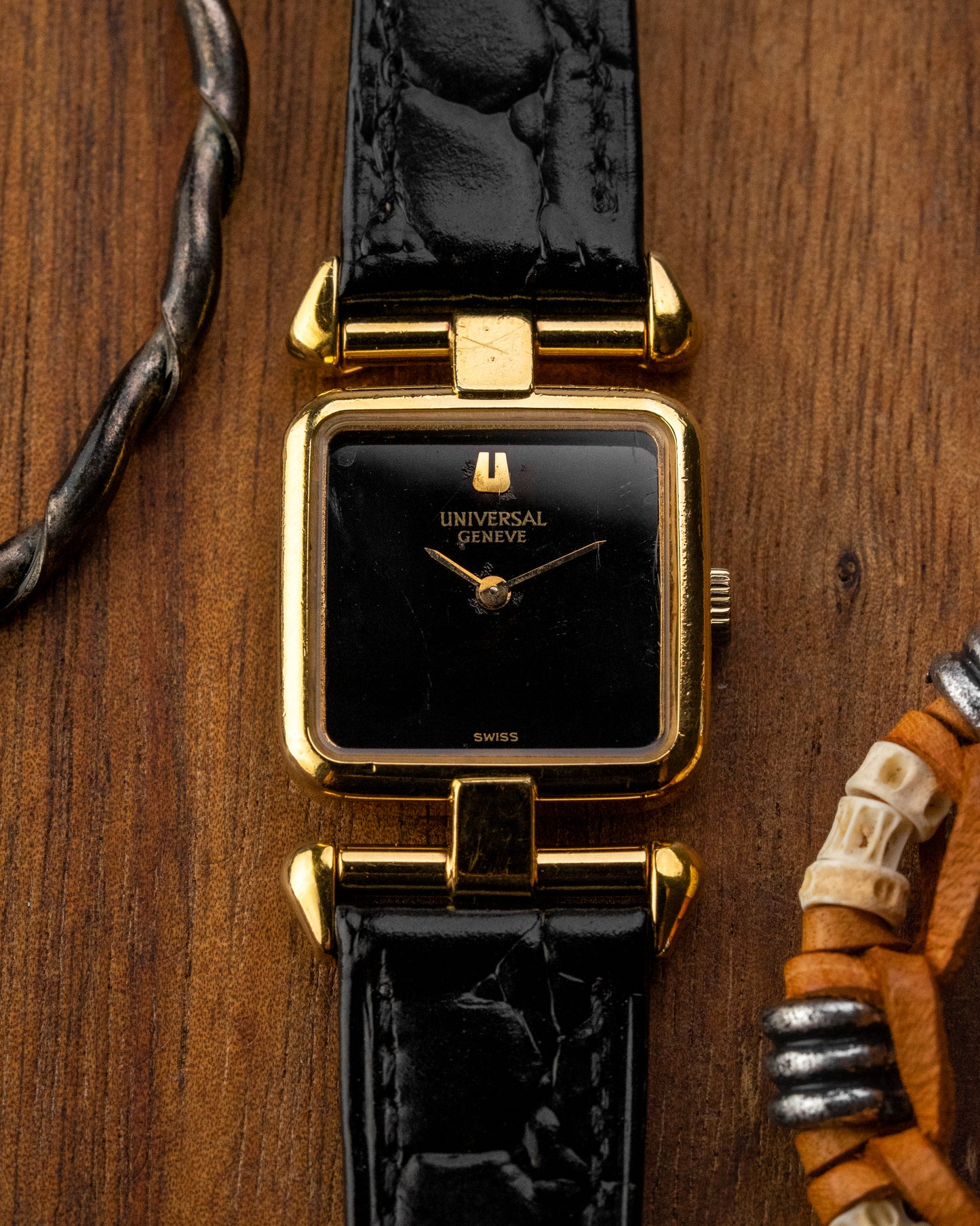 Universal Geneve Square “Convertible Cow Horn Lugs” Black dial Gold Ref. 511627 (Cal. 11)