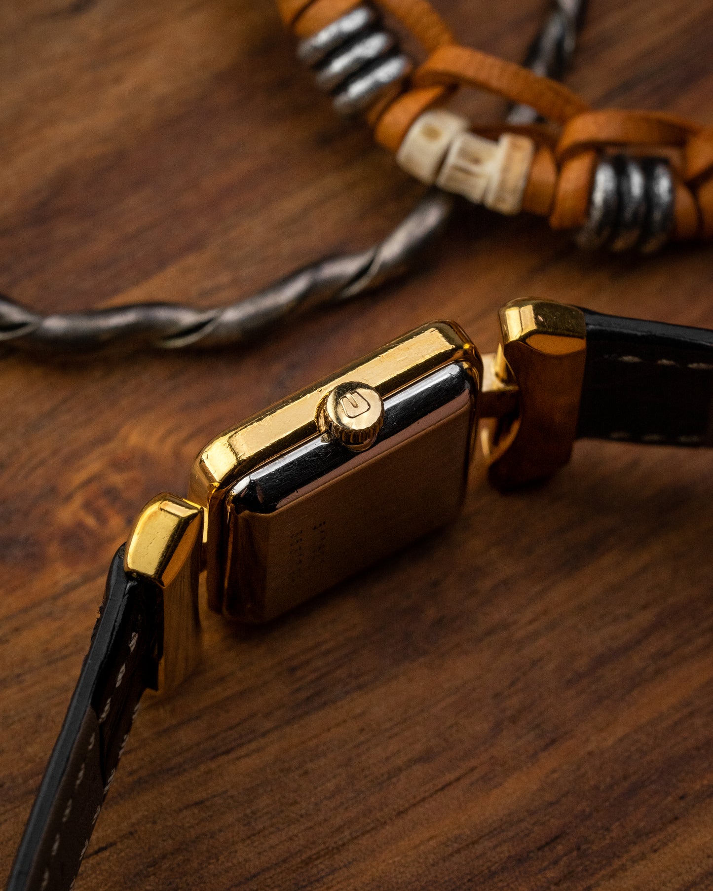 Universal Geneve Square “Convertible Cow Horn Lugs” Black dial Gold Ref. 511627 (Cal. 11)