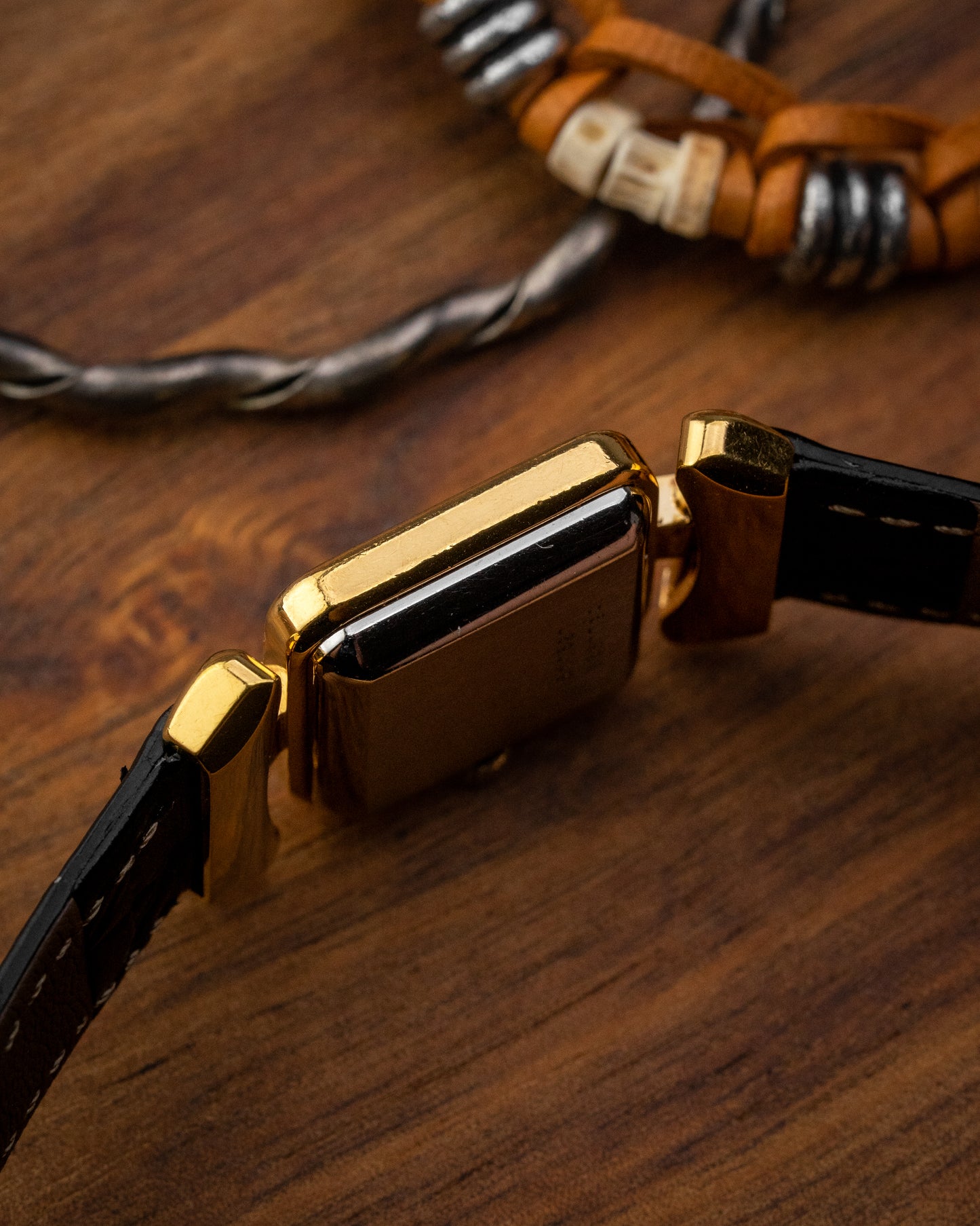 Universal Geneve Square “Convertible Cow Horn Lugs” Black dial Gold Ref. 511627 (Cal. 11)