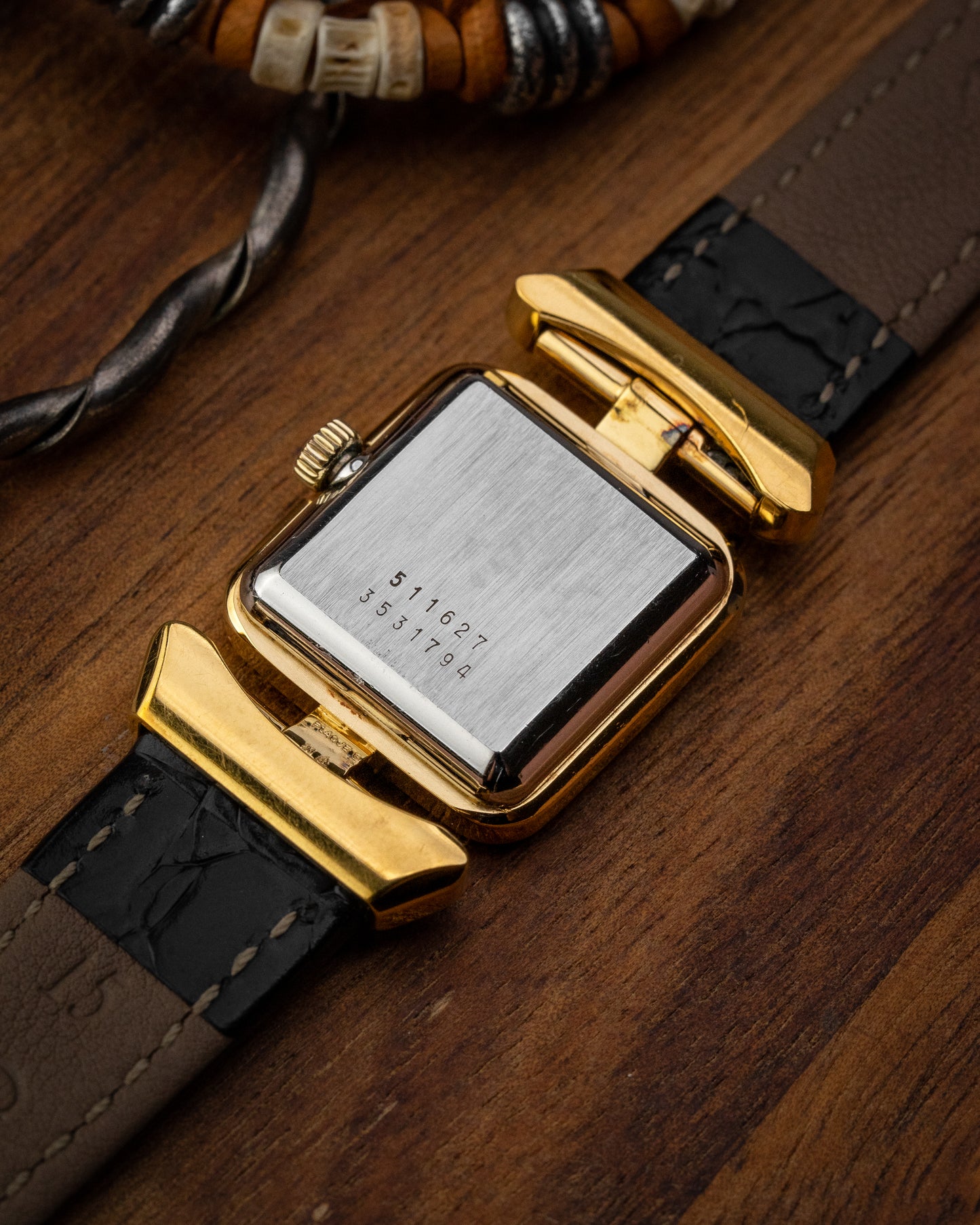 Universal Geneve Square “Convertible Cow Horn Lugs” Black dial Gold Ref. 511627 (Cal. 11)