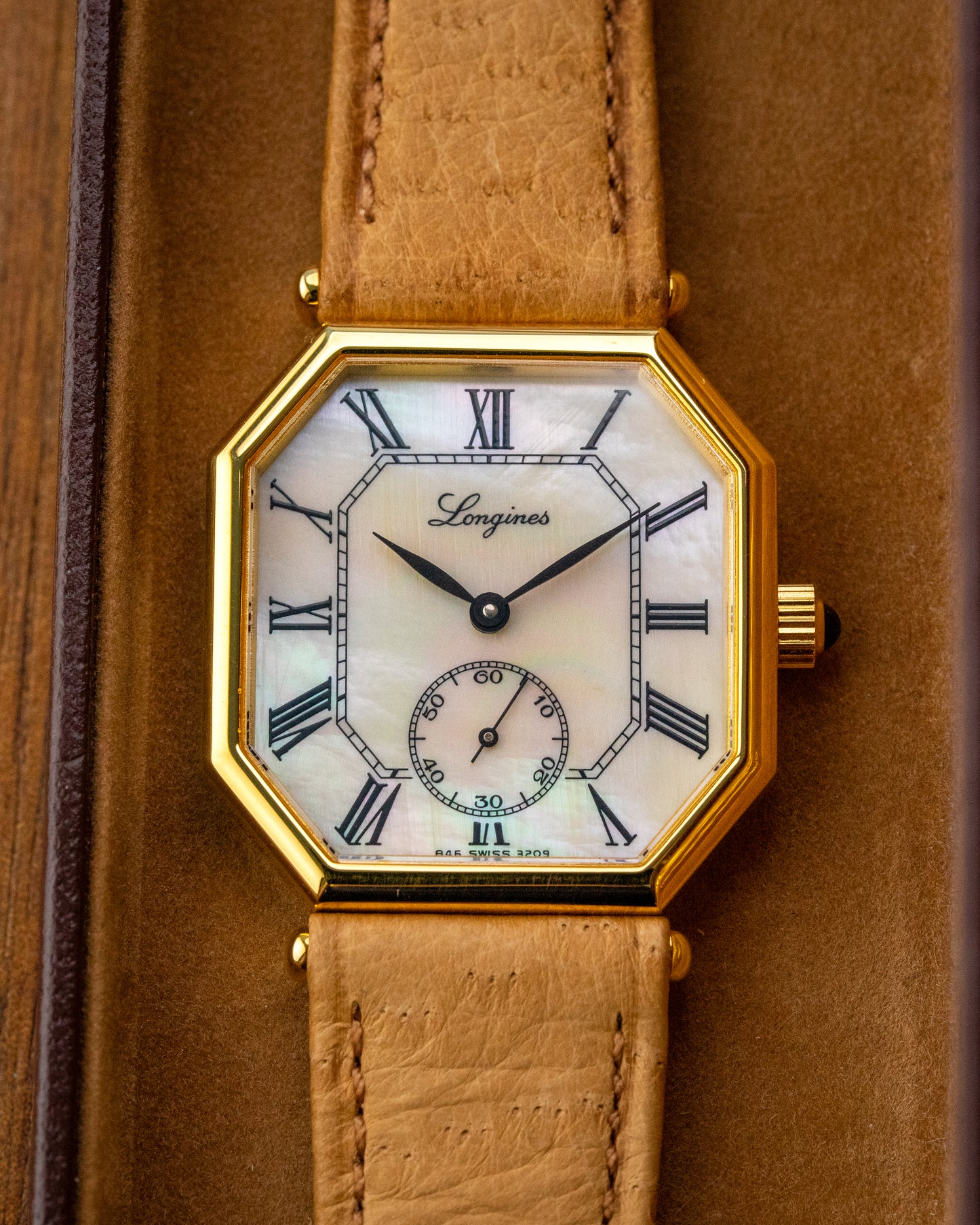 Longines Octagonal 'Mother-of-Pearl' dial Gold Ref. 3209 (Cal. 846.4)