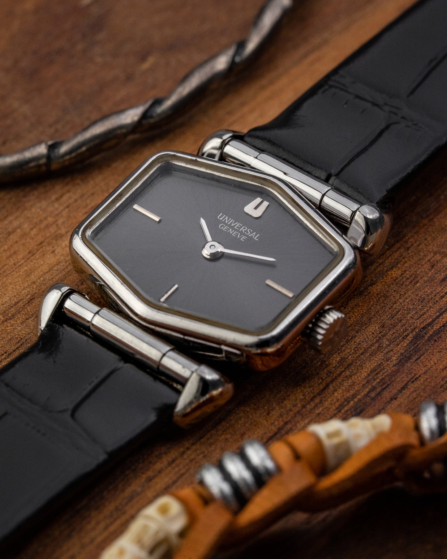 Universal Geneve Hexagon “Convertible Cow Horn Lugs” Grey dial Ref. 811625 (Cal. 11)
