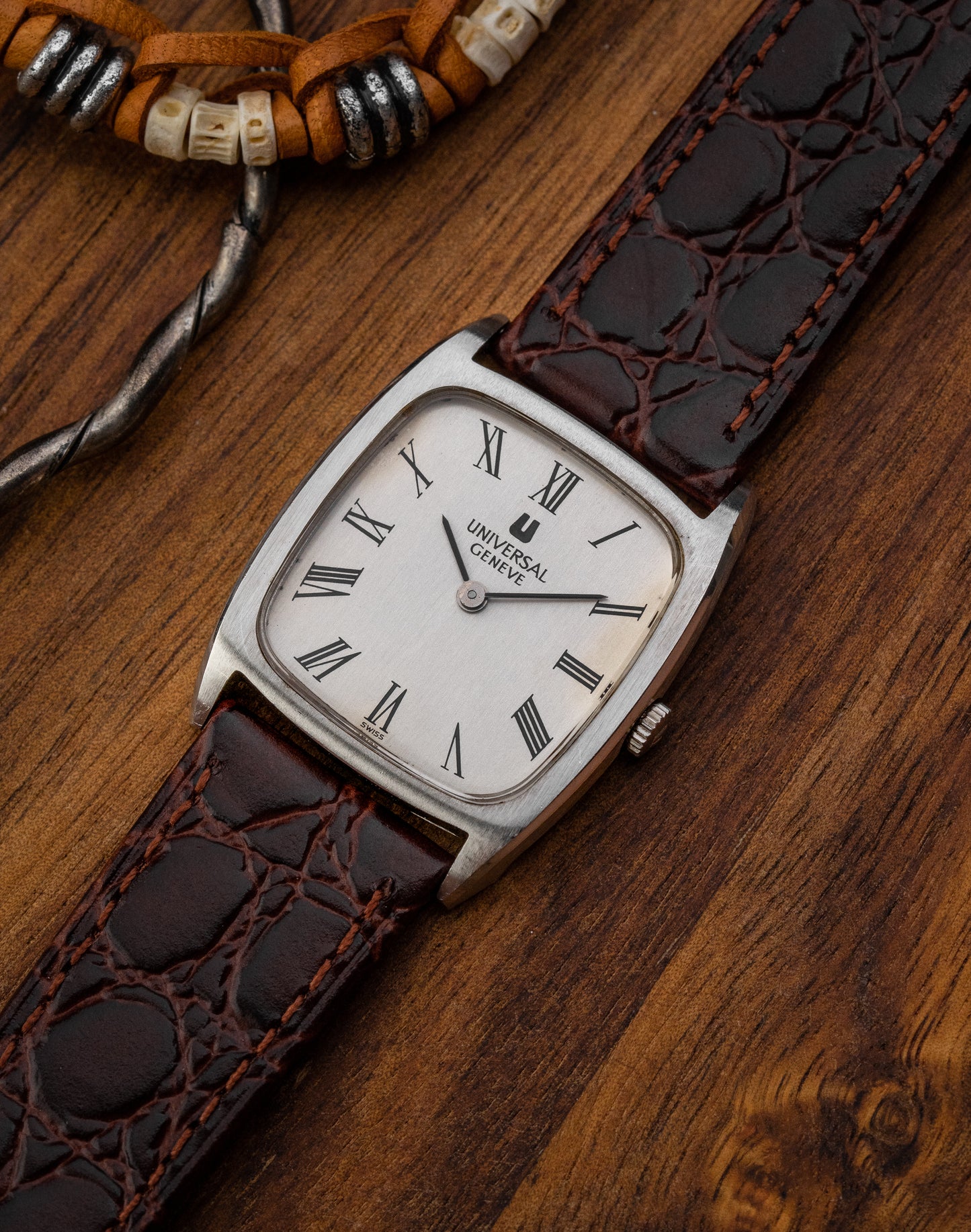 Universal Geneve “Square-Tonneau” Roman dial Ref. 842114 (Cal. 1-42)