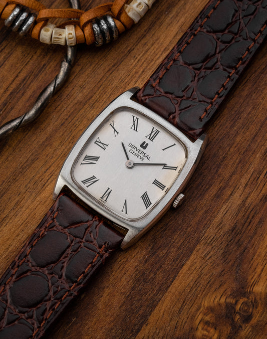 Universal Geneve “Square-Tonneau” Roman dial Ref. 842114 (Cal. 1-42)