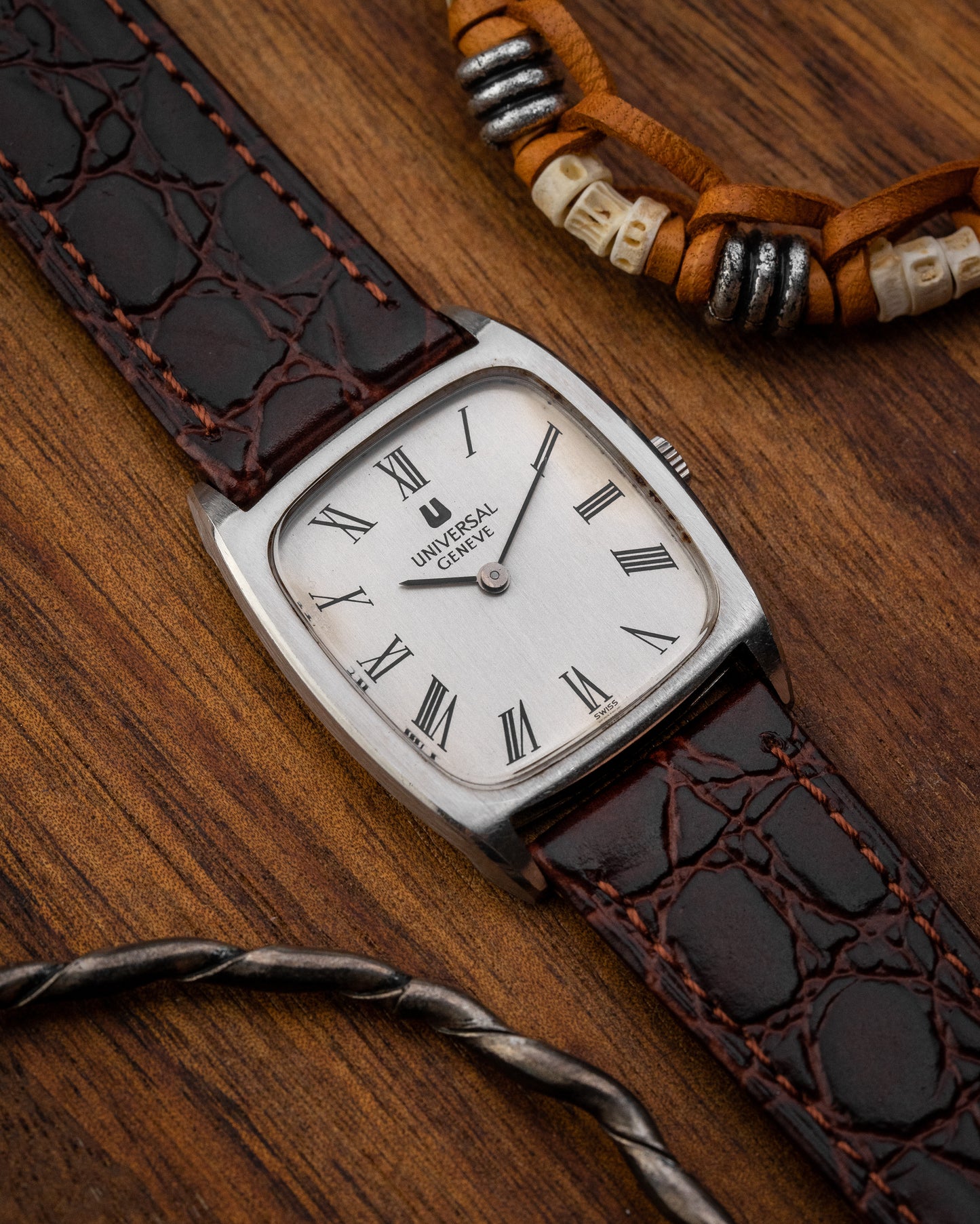 Universal Geneve “Square-Tonneau” Roman dial Ref. 842114 (Cal. 1-42)