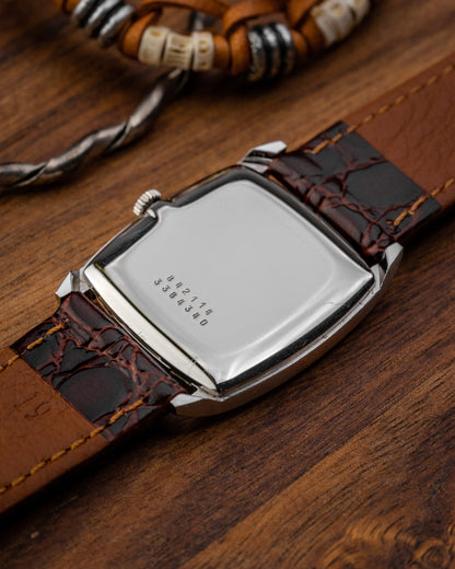 Universal Geneve “Square-Tonneau” Roman dial Ref. 842114 (Cal. 1-42)