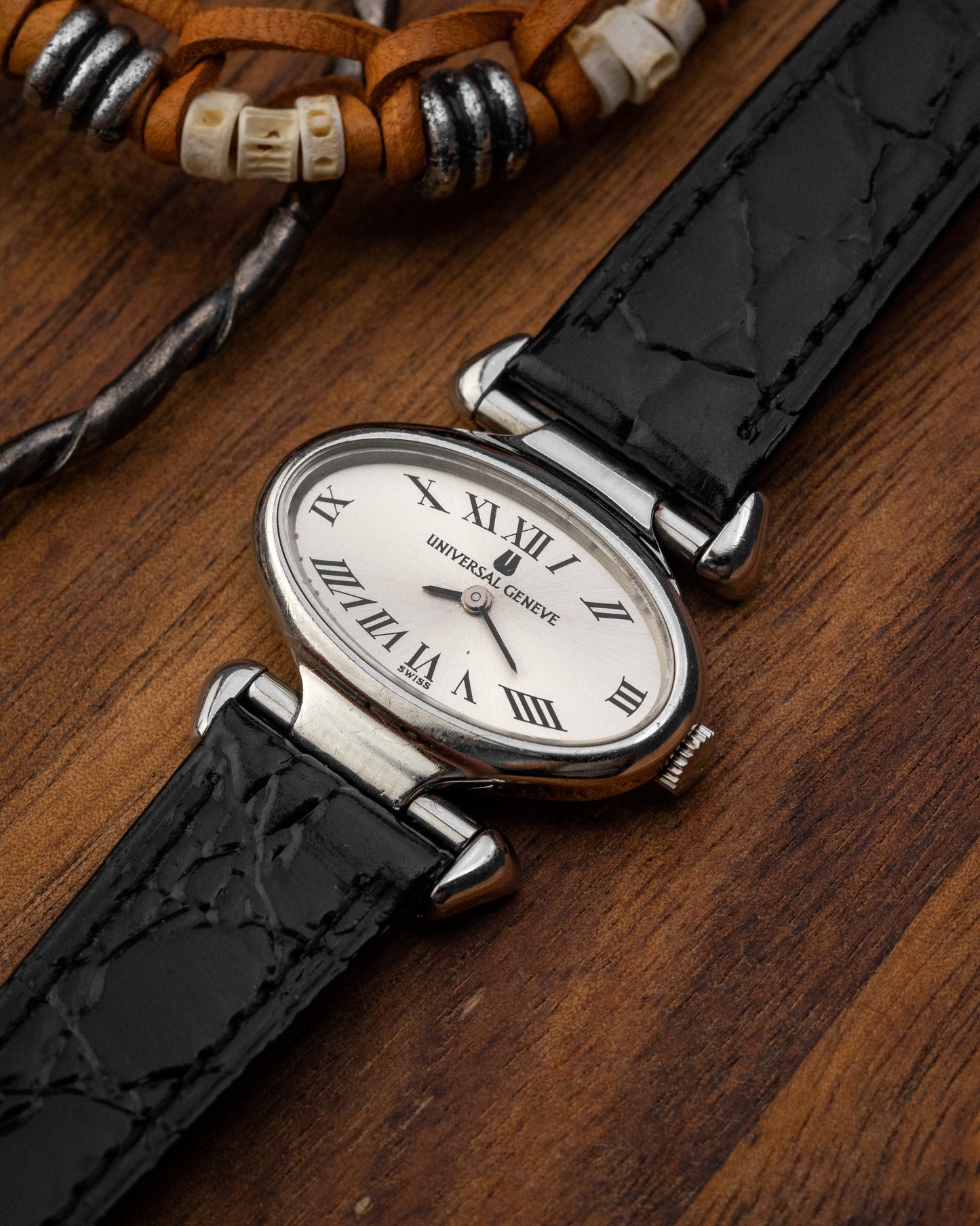 Universal Geneve Oval “Convertible Cow Horn Lugs” Roman dial Ref. 811626 (Cal. 11)