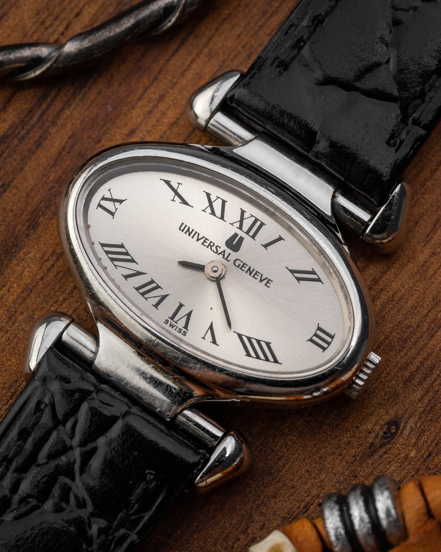 Universal Geneve Oval “Convertible Cow Horn Lugs” Roman dial Ref. 811626 (Cal. 11)