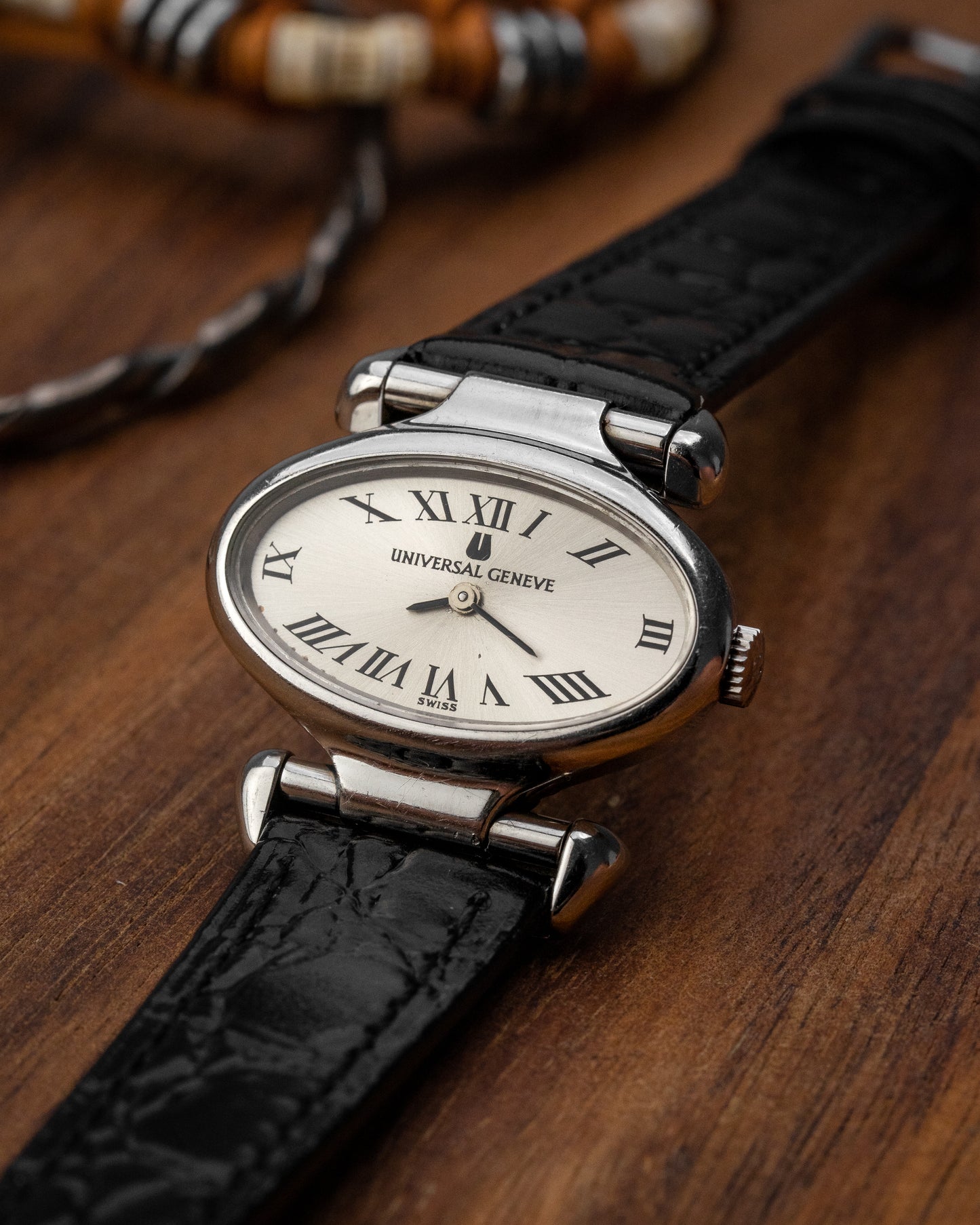 Universal Geneve Oval “Convertible Cow Horn Lugs” Roman dial Ref. 811626 (Cal. 11)