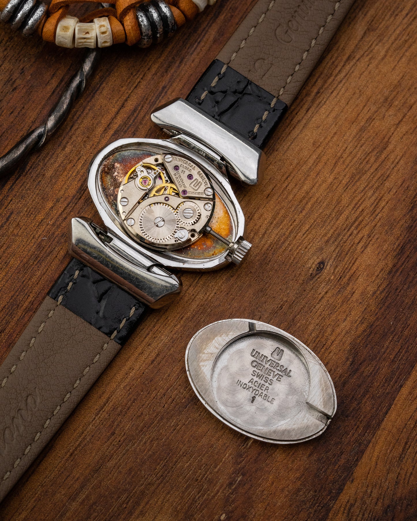 Universal Geneve Oval “Convertible Cow Horn Lugs” Roman dial Ref. 811626 (Cal. 11)