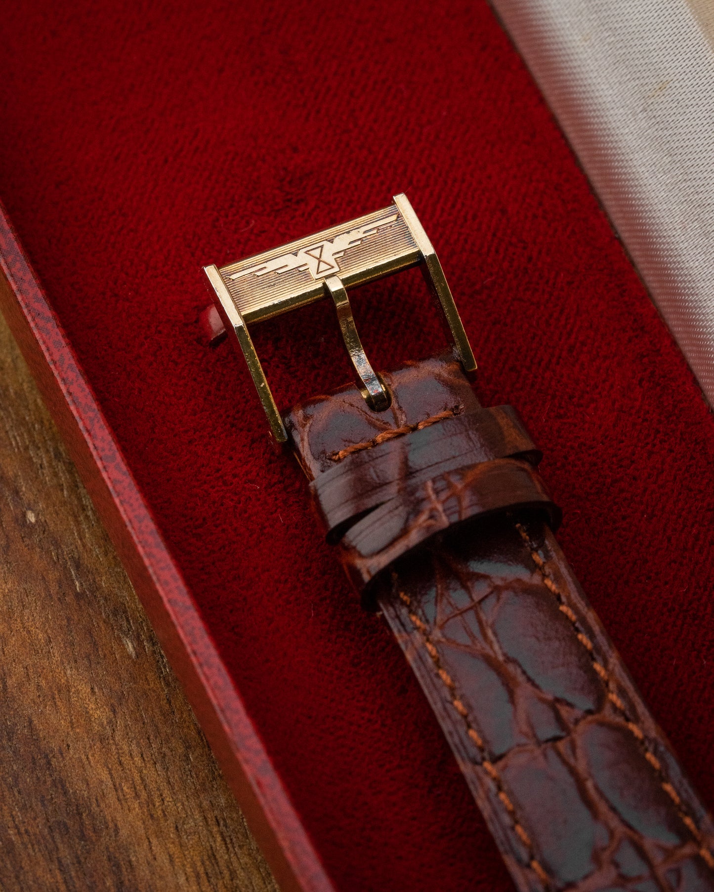 Longines Octagonal 'Mother-of-Pearl' dial Gold Ref. 3209 (Cal. 846.4)